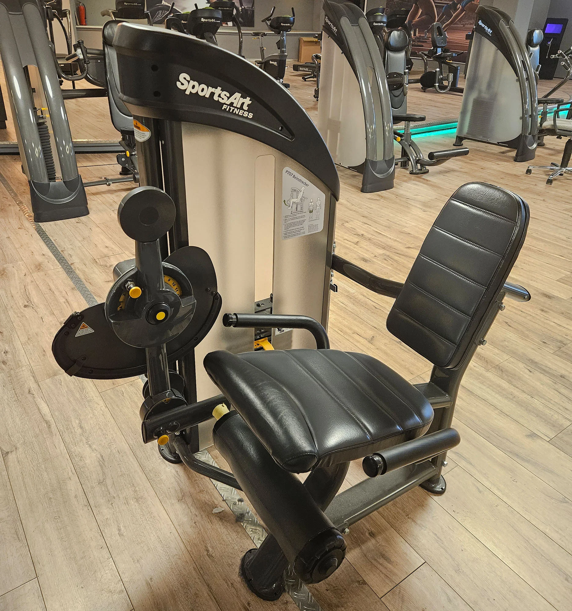 SportsArt komplette Fitnessstudio Ausstattung - 75 Fitnessgeräte im Set - Kraftgeräte, Cardiogeräte, Bänke, Racks etc - Rahmen Anthrazit, gebraucht - überholter Zustand - Image 42