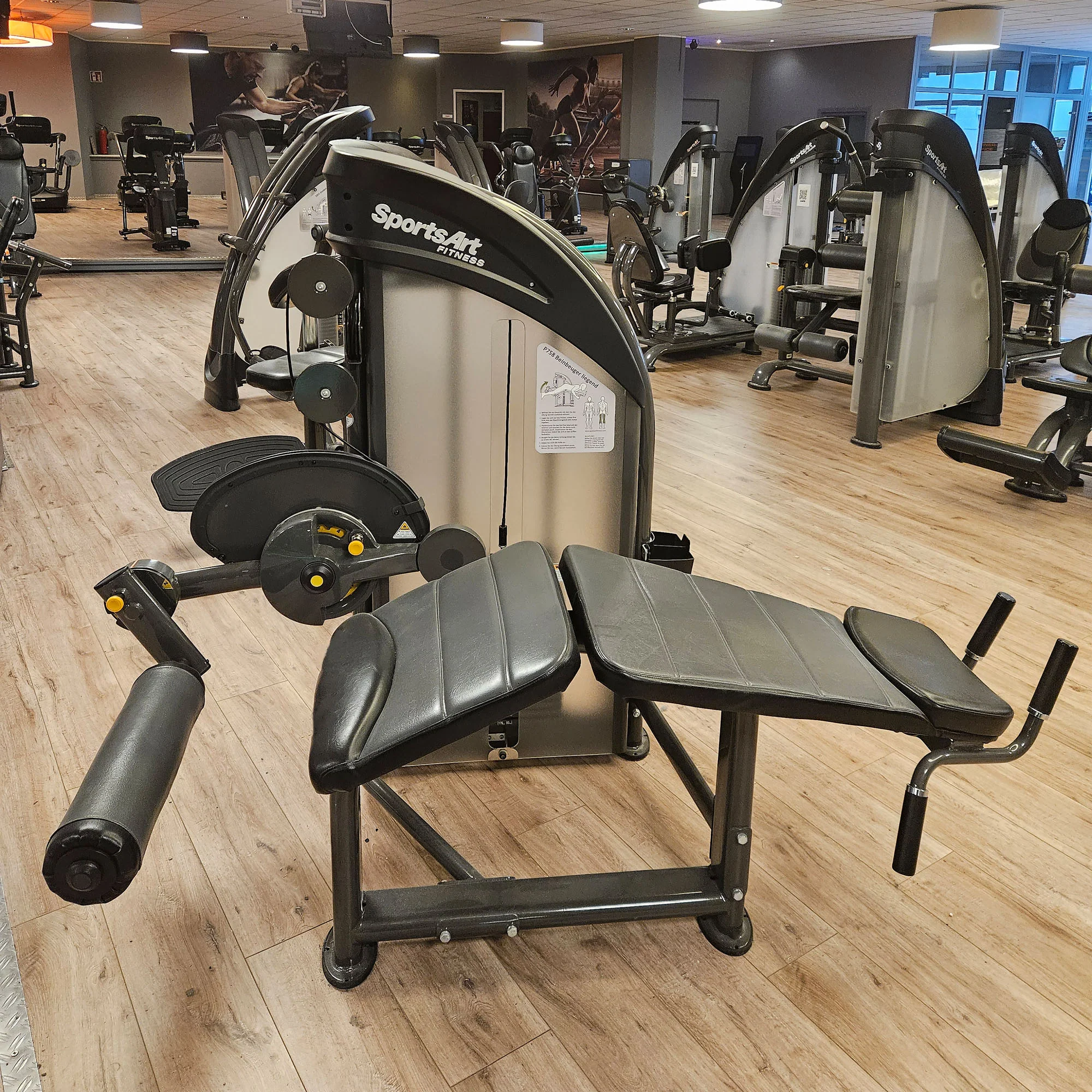 SportsArt komplette Fitnessstudio Ausstattung - 75 Fitnessgeräte im Set - Kraftgeräte, Cardiogeräte, Bänke, Racks etc - Rahmen Anthrazit, gebraucht - überholter Zustand - Image 43