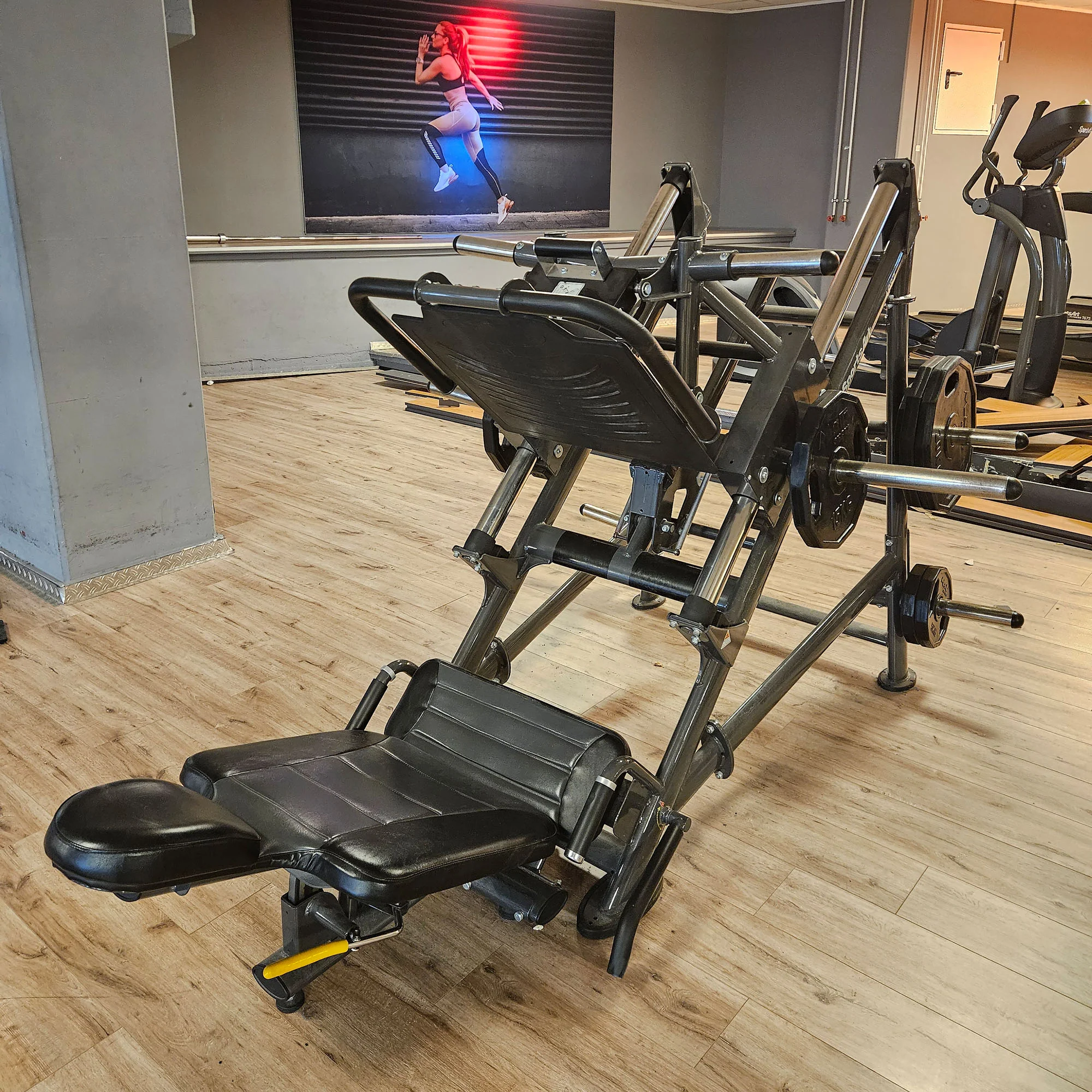 SportsArt komplette Fitnessstudio Ausstattung - 75 Fitnessgeräte im Set - Kraftgeräte, Cardiogeräte, Bänke, Racks etc - Rahmen Anthrazit, gebraucht - überholter Zustand - Image 45
