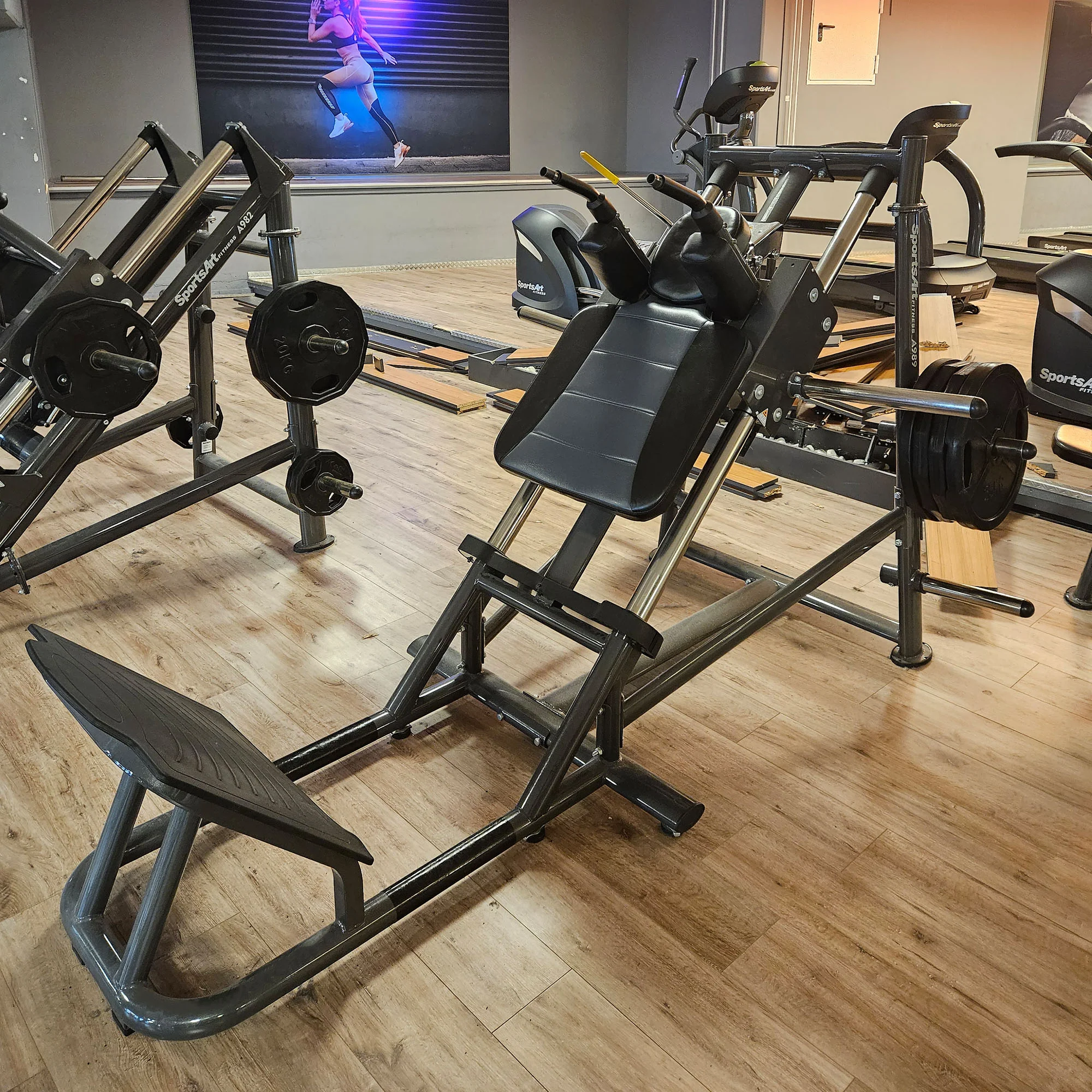 SportsArt komplette Fitnessstudio Ausstattung - 75 Fitnessgeräte im Set - Kraftgeräte, Cardiogeräte, Bänke, Racks etc - Rahmen Anthrazit, gebraucht - überholter Zustand - Image 46