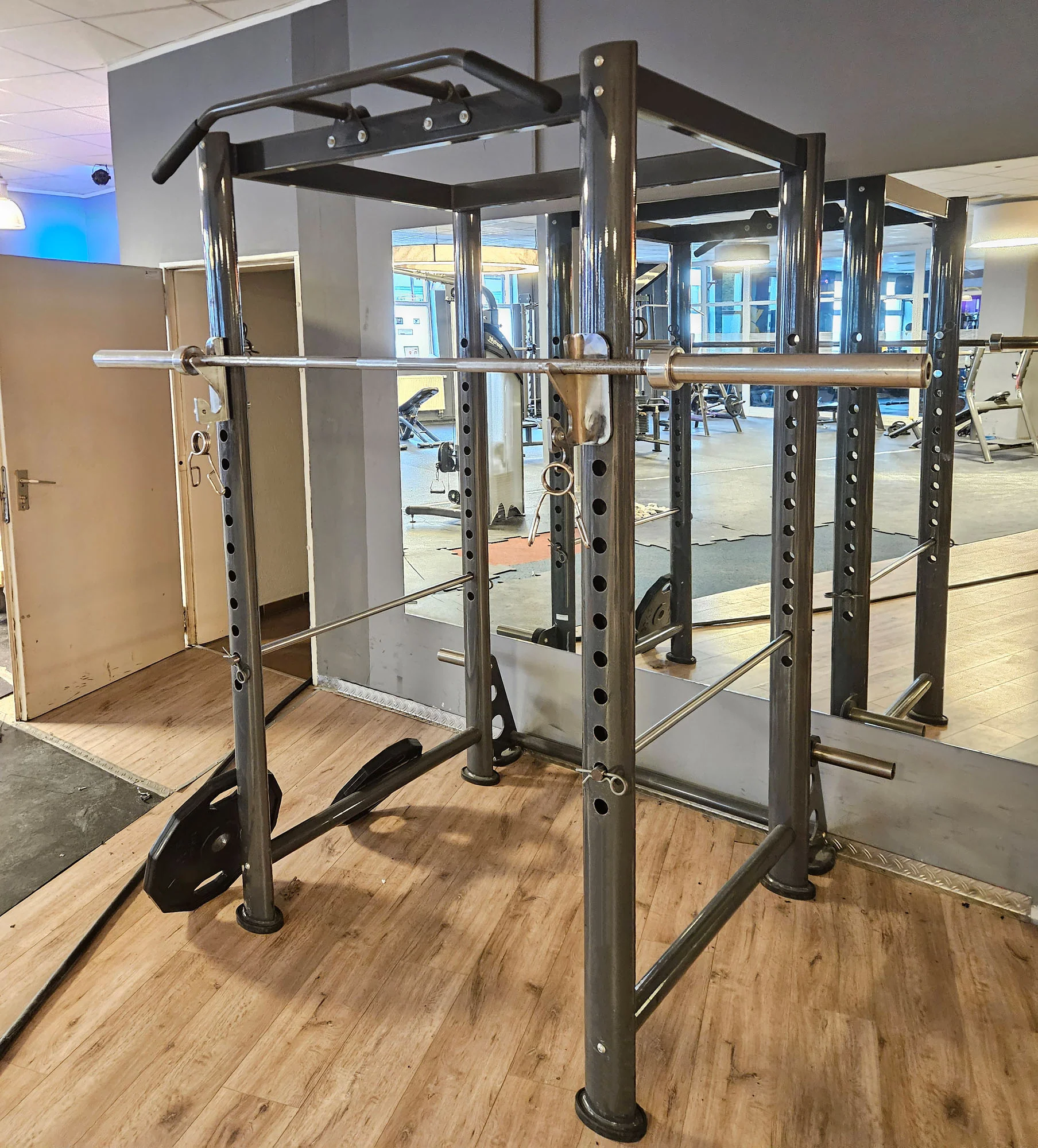 SportsArt komplette Fitnessstudio Ausstattung - 75 Fitnessgeräte im Set - Kraftgeräte, Cardiogeräte, Bänke, Racks etc - Rahmen Anthrazit, gebraucht - überholter Zustand - Image 48