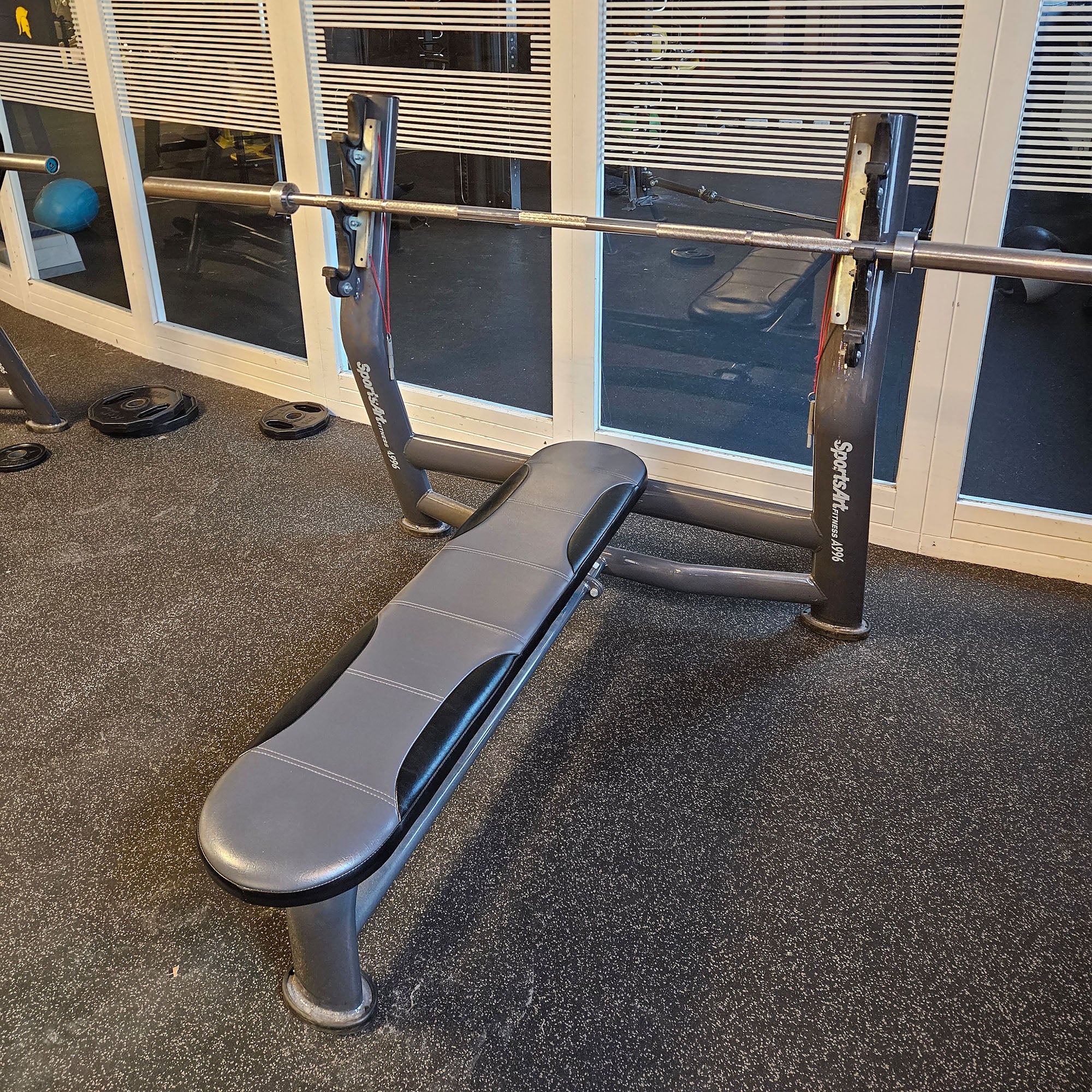 SportsArt komplette Fitnessstudio Ausstattung - 75 Fitnessgeräte im Set - Kraftgeräte, Cardiogeräte, Bänke, Racks etc - Rahmen Anthrazit, gebraucht - überholter Zustand - Image 50