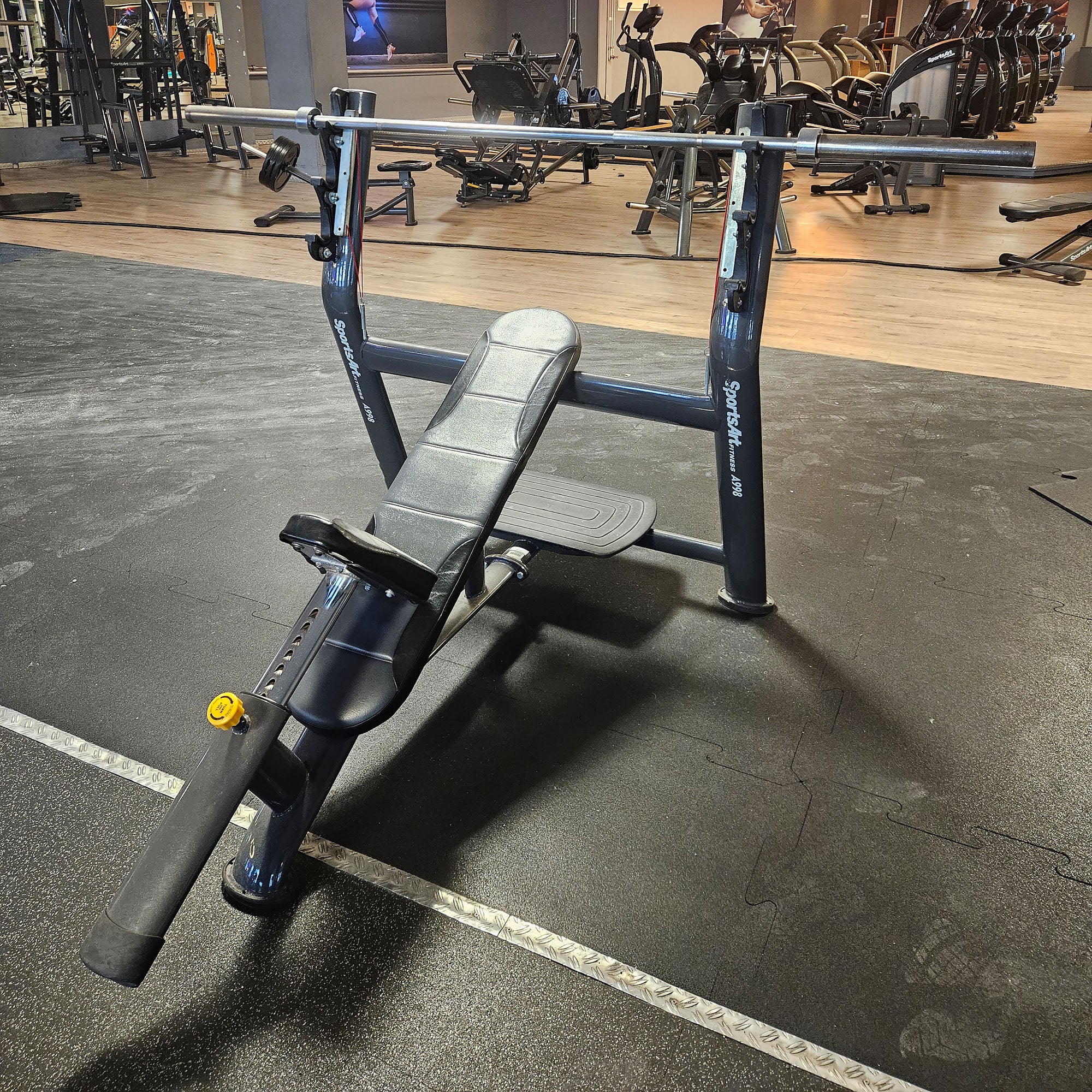 SportsArt komplette Fitnessstudio Ausstattung - 75 Fitnessgeräte im Set - Kraftgeräte, Cardiogeräte, Bänke, Racks etc - Rahmen Anthrazit, gebraucht - überholter Zustand - Image 51