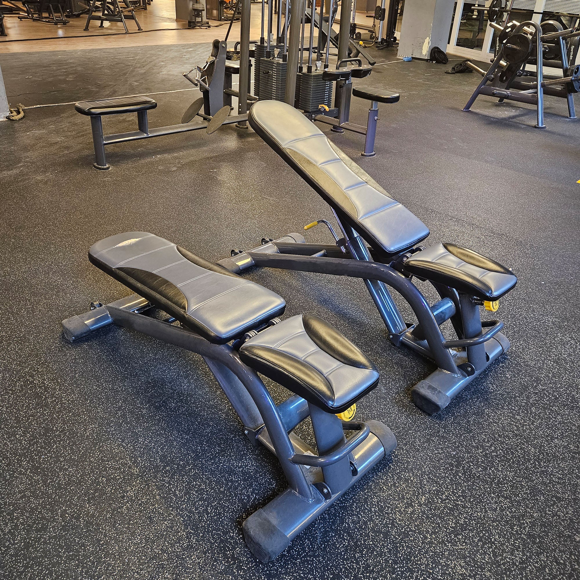 SportsArt komplette Fitnessstudio Ausstattung - 75 Fitnessgeräte im Set - Kraftgeräte, Cardiogeräte, Bänke, Racks etc - Rahmen Anthrazit, gebraucht - überholter Zustand - Image 52