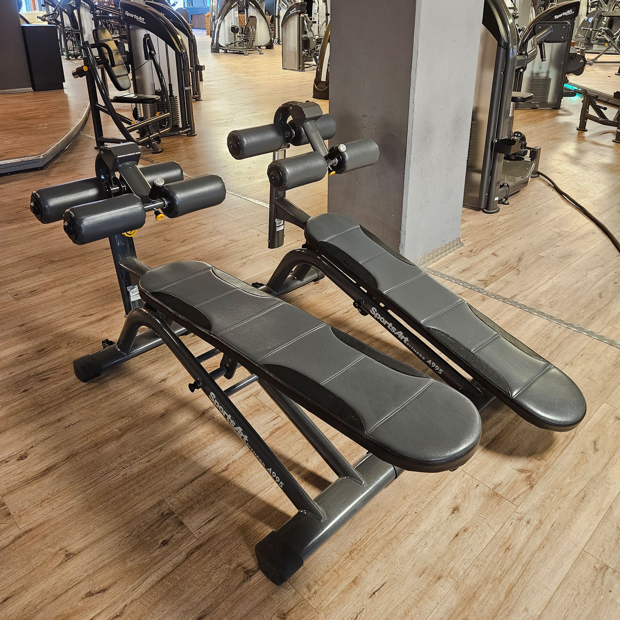 SportsArt komplette Fitnessstudio Ausstattung - 75 Fitnessgeräte im Set - Kraftgeräte, Cardiogeräte, Bänke, Racks etc - Rahmen Anthrazit, gebraucht - überholter Zustand - Image 53
