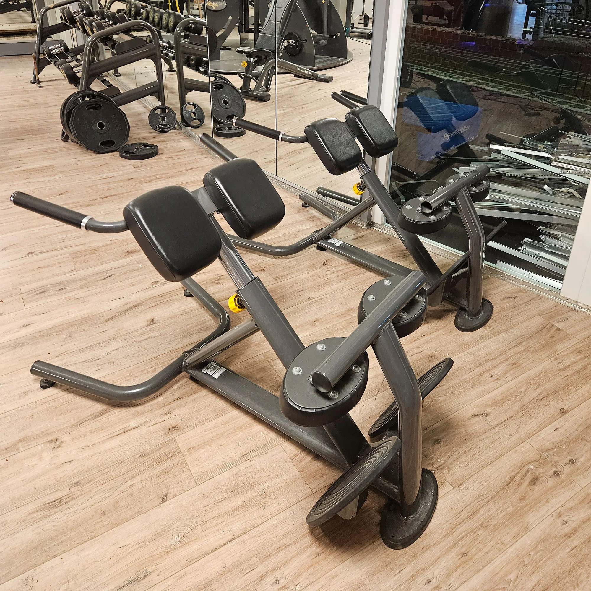 SportsArt komplette Fitnessstudio Ausstattung - 75 Fitnessgeräte im Set - Kraftgeräte, Cardiogeräte, Bänke, Racks etc - Rahmen Anthrazit, gebraucht - überholter Zustand - Image 54