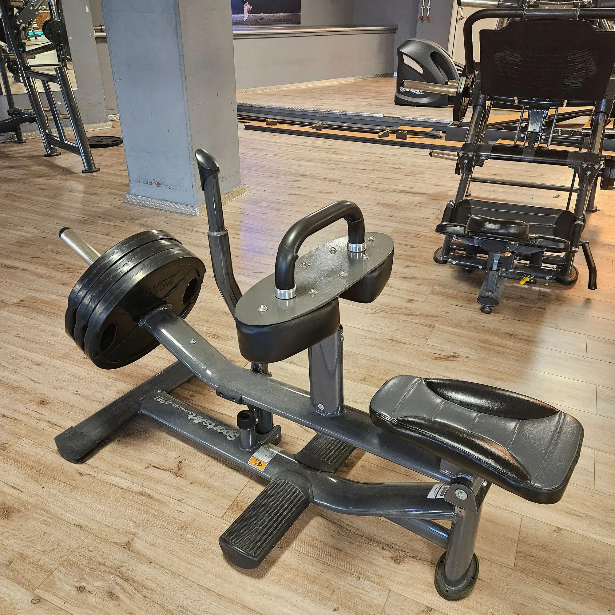 SportsArt komplette Fitnessstudio Ausstattung - 75 Fitnessgeräte im Set - Kraftgeräte, Cardiogeräte, Bänke, Racks etc - Rahmen Anthrazit, gebraucht - überholter Zustand - Image 56