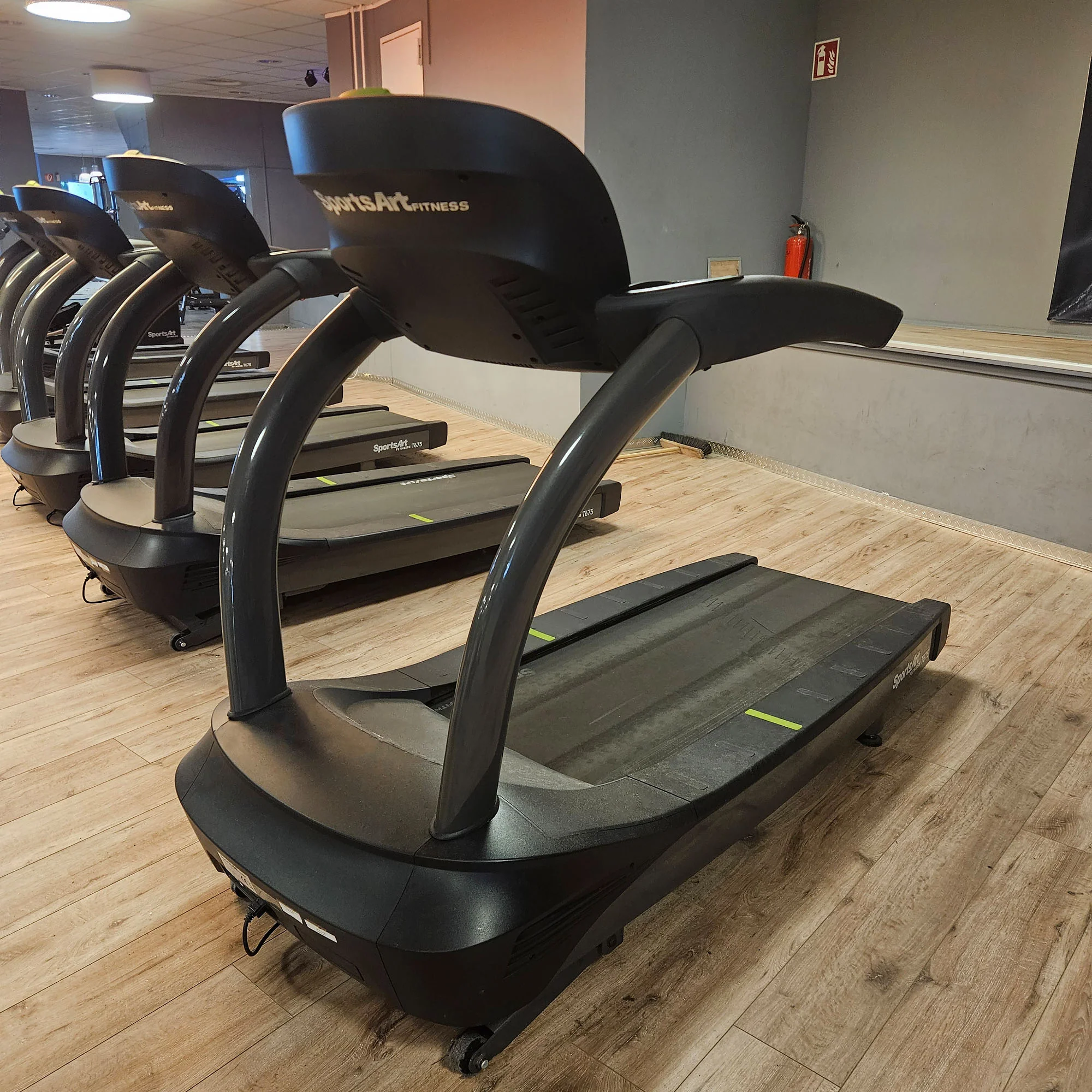 SportsArt komplette Fitnessstudio Ausstattung - 75 Fitnessgeräte im Set - Kraftgeräte, Cardiogeräte, Bänke, Racks etc - Rahmen Anthrazit, gebraucht - überholter Zustand - Image 59