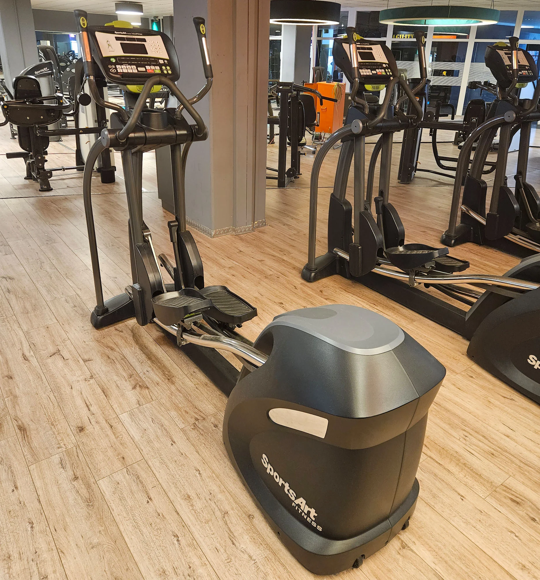 SportsArt komplette Fitnessstudio Ausstattung - 75 Fitnessgeräte im Set - Kraftgeräte, Cardiogeräte, Bänke, Racks etc - Rahmen Anthrazit, gebraucht - überholter Zustand - Image 60
