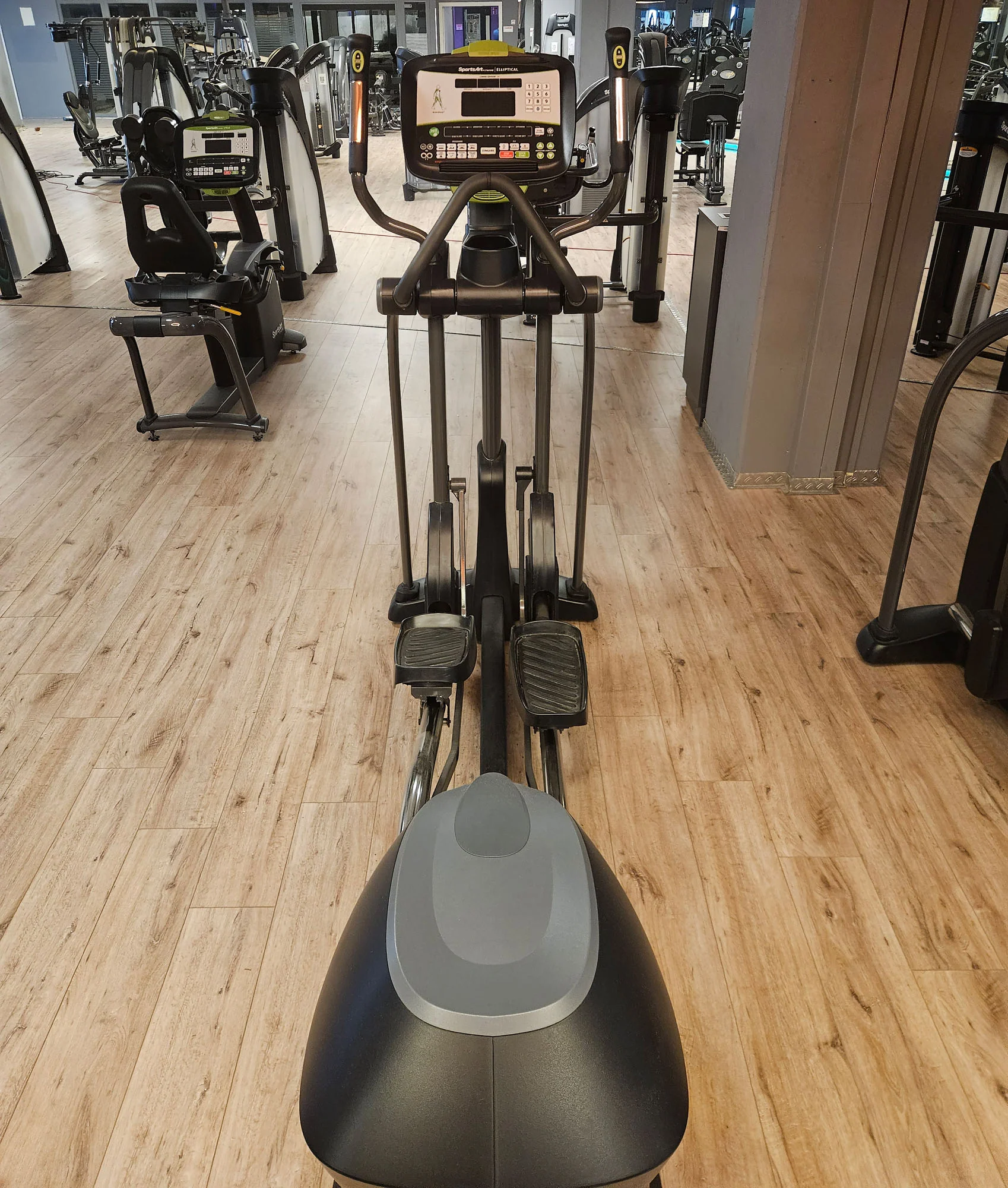 SportsArt komplette Fitnessstudio Ausstattung - 75 Fitnessgeräte im Set - Kraftgeräte, Cardiogeräte, Bänke, Racks etc - Rahmen Anthrazit, gebraucht - überholter Zustand - Image 61
