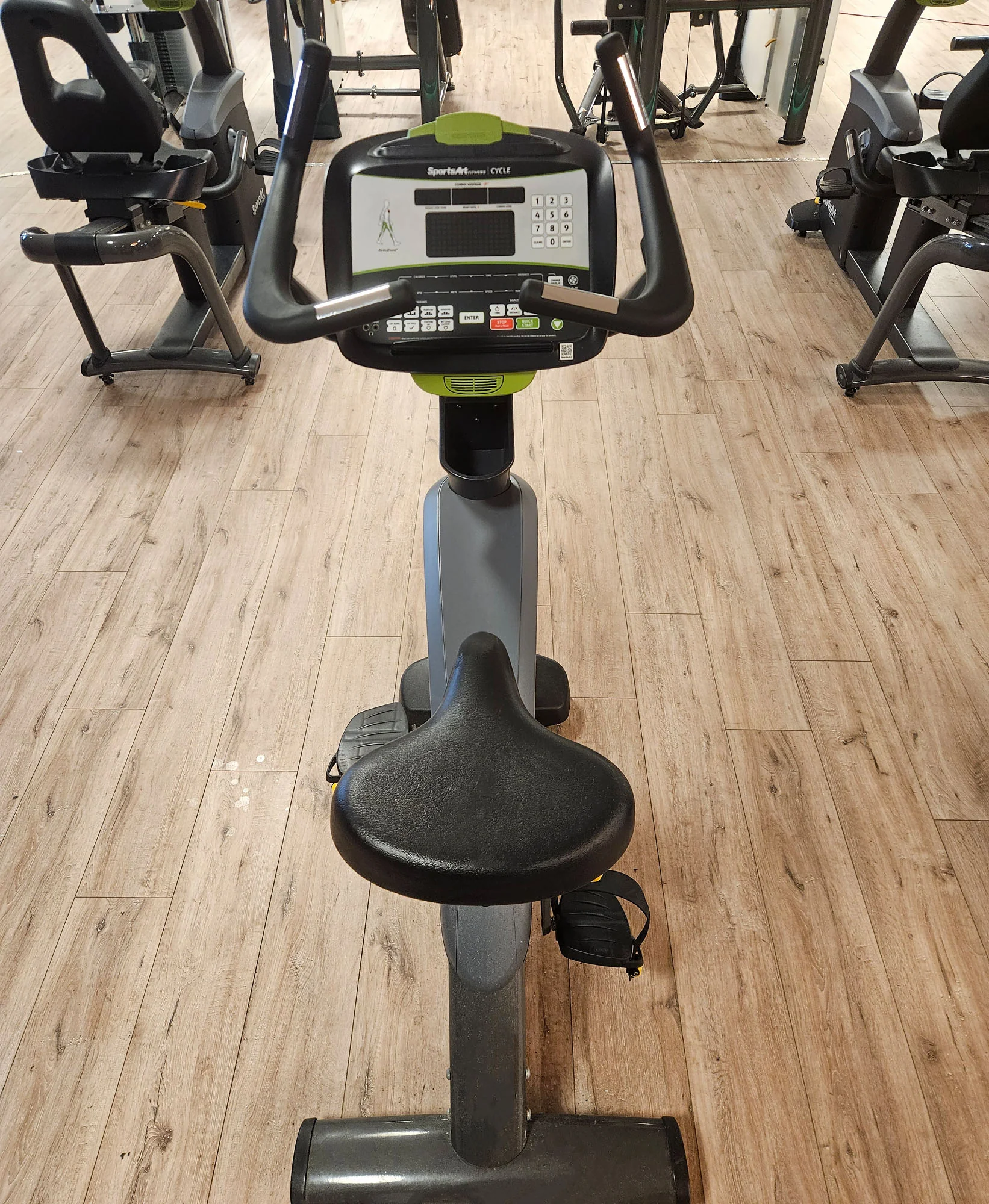 SportsArt komplette Fitnessstudio Ausstattung - 75 Fitnessgeräte im Set - Kraftgeräte, Cardiogeräte, Bänke, Racks etc - Rahmen Anthrazit, gebraucht - überholter Zustand - Image 63