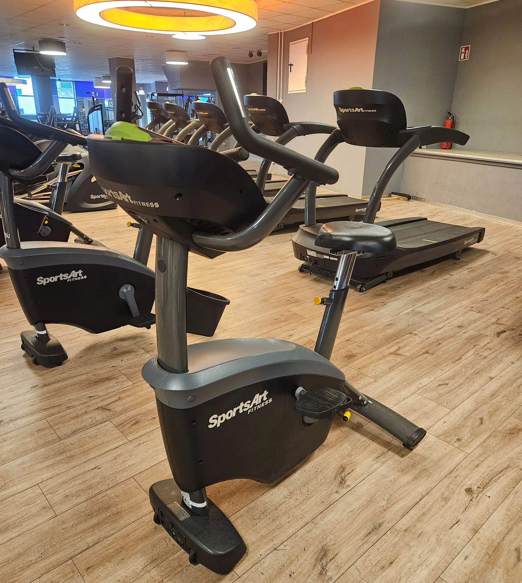 SportsArt komplette Fitnessstudio Ausstattung - 75 Fitnessgeräte im Set - Kraftgeräte, Cardiogeräte, Bänke, Racks etc - Rahmen Anthrazit, gebraucht - überholter Zustand - Image 64