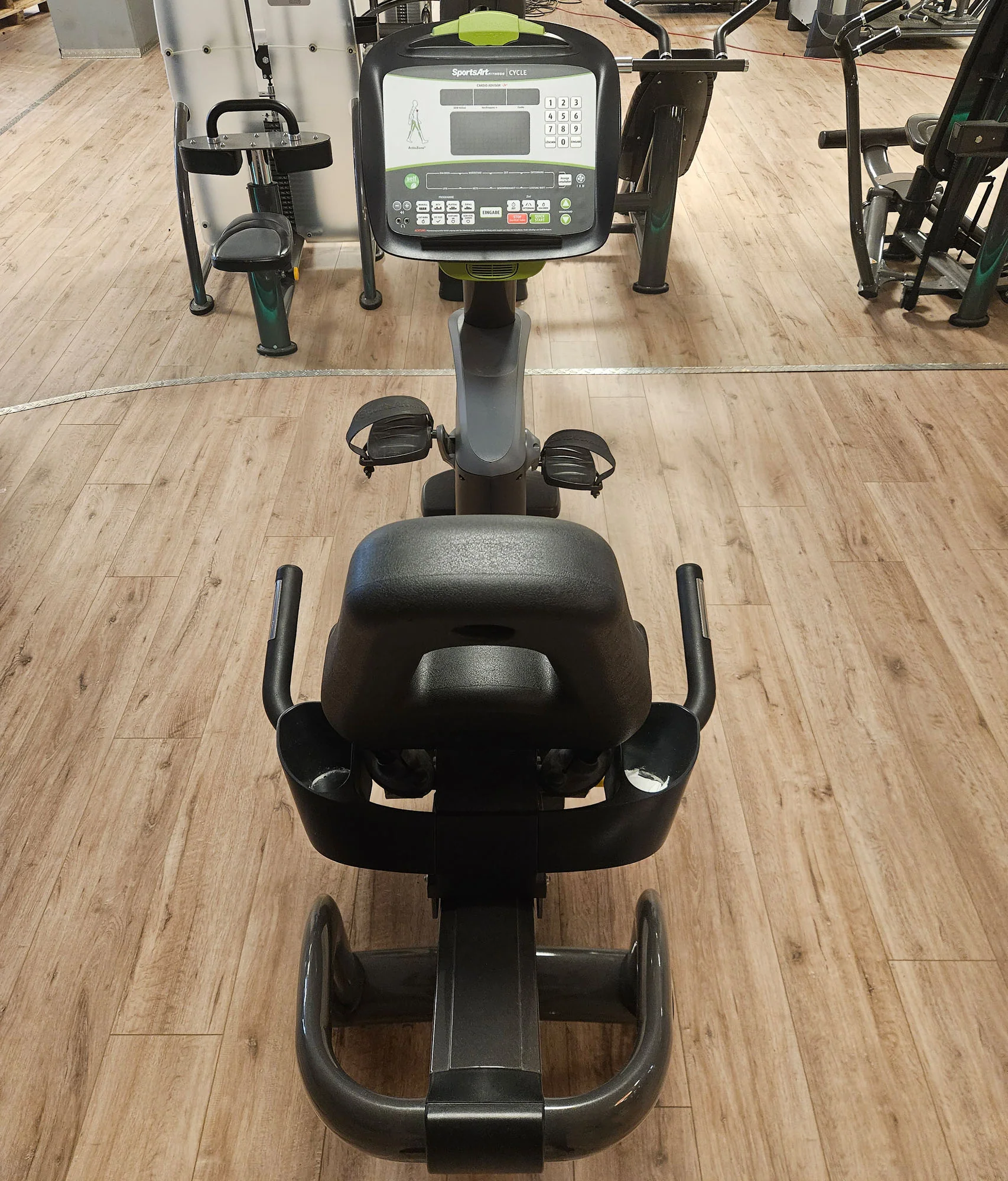SportsArt komplette Fitnessstudio Ausstattung - 75 Fitnessgeräte im Set - Kraftgeräte, Cardiogeräte, Bänke, Racks etc - Rahmen Anthrazit, gebraucht - überholter Zustand - Image 65
