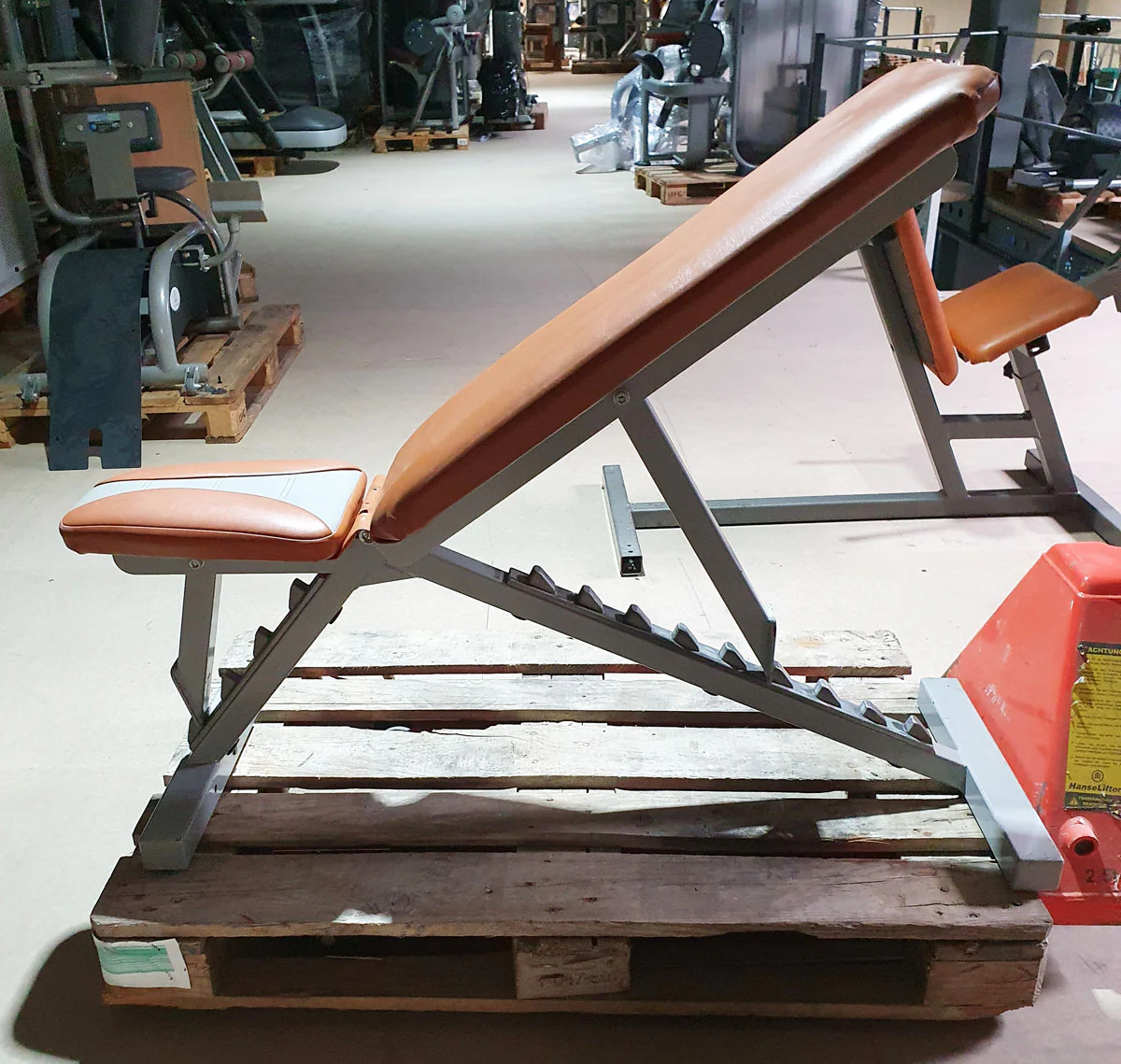 SportsArt Universalbank verstellbar, Hantelbank ohne Ablage, Multi-Adjustable Bench, Rahmenfarbe Silber, Polsterfarbe Orange, gebraucht - überholter Zustand - Image 2