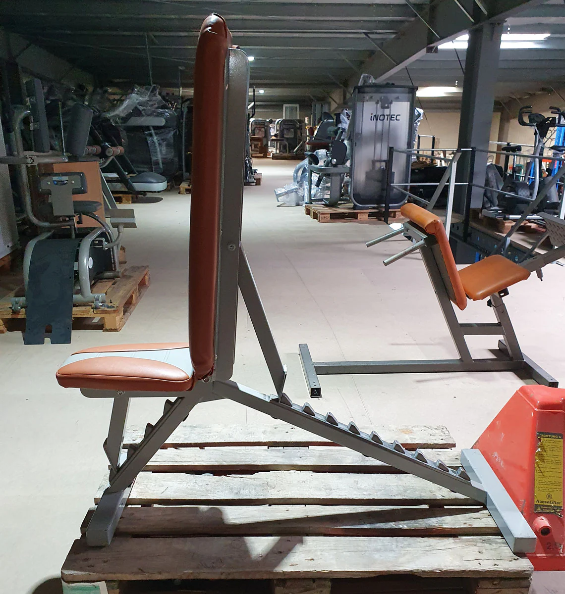 SportsArt Universalbank verstellbar, Hantelbank ohne Ablage, Multi-Adjustable Bench, Rahmenfarbe Silber, Polsterfarbe Orange, gebraucht - überholter Zustand - Image 3