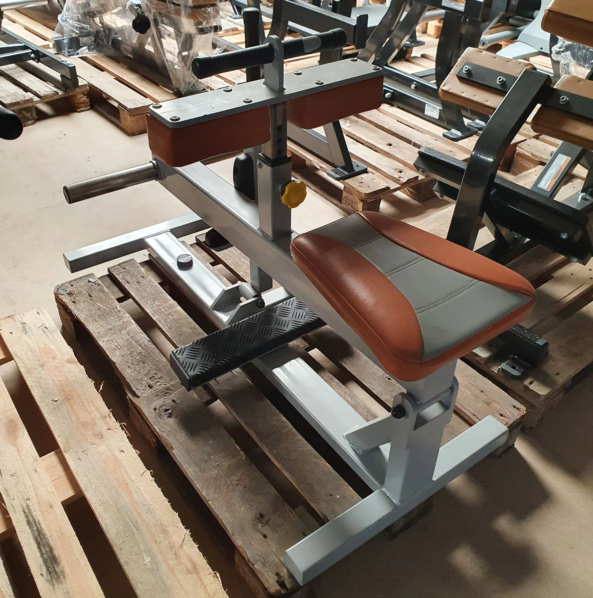 Sportsart Wadenmaschine Plate loaded, Seated Calf Raise, Rahmenfarbe Silber, Polsterfarbe Orange, gebraucht - überholter Zustand - Image 2