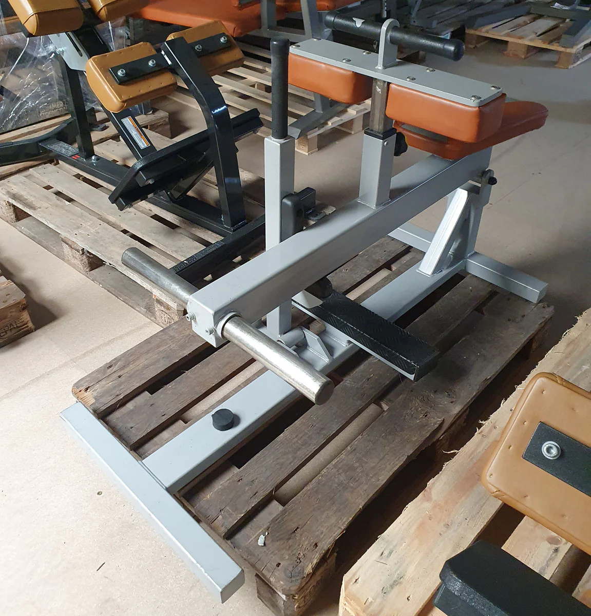 Sportsart Wadenmaschine Plate loaded, Seated Calf Raise, Rahmenfarbe Silber, Polsterfarbe Orange, gebraucht - überholter Zustand - Image 3