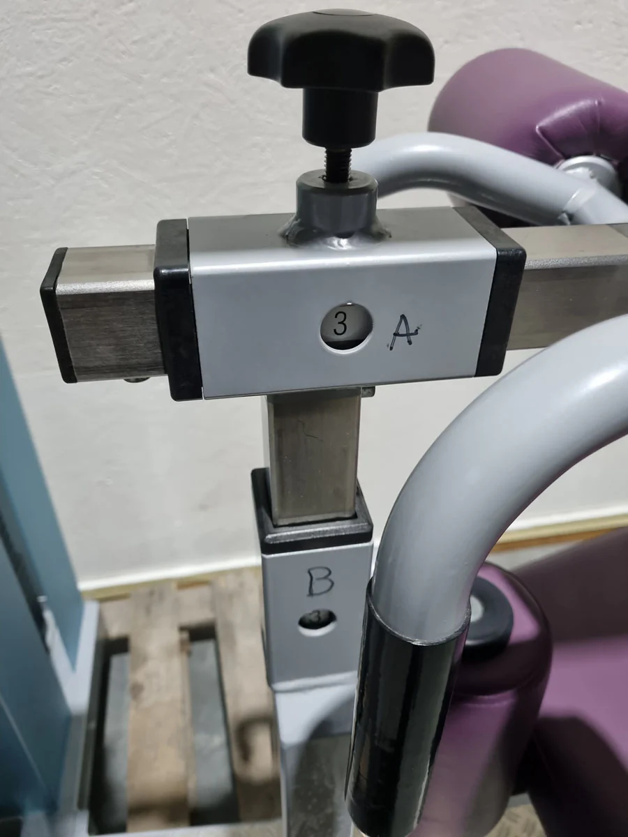 SVG HWS-Trainer, Hals und Nacken Trainingsmaschine, Halswirbelbsäule Kräftigung, Reha Line, Rahmenfarbe Silber, Polsterfarbe Lila, gebrauchter - überholter Zustand - Image 11