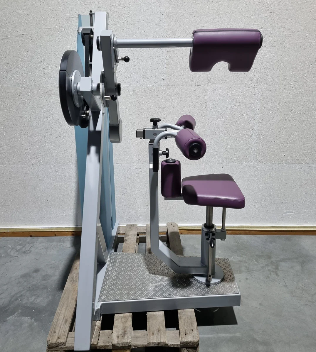 SVG HWS-Trainer, Hals und Nacken Trainingsmaschine, Halswirbelbsäule Kräftigung, Reha Line, Rahmenfarbe Silber, Polsterfarbe Lila, gebrauchter - überholter Zustand - Image 2