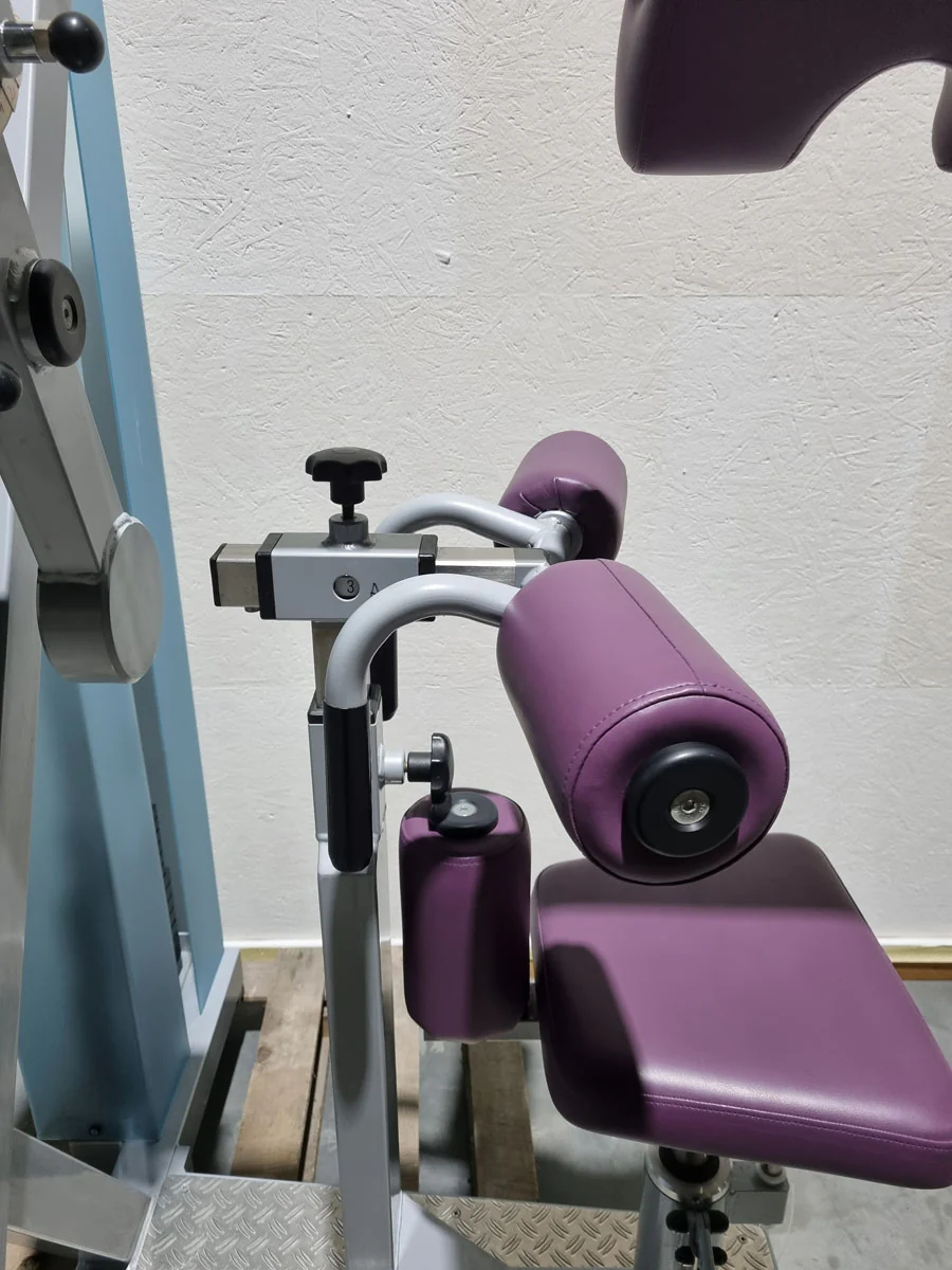 SVG HWS-Trainer, Hals und Nacken Trainingsmaschine, Halswirbelbsäule Kräftigung, Reha Line, Rahmenfarbe Silber, Polsterfarbe Lila, gebrauchter - überholter Zustand - Image 9