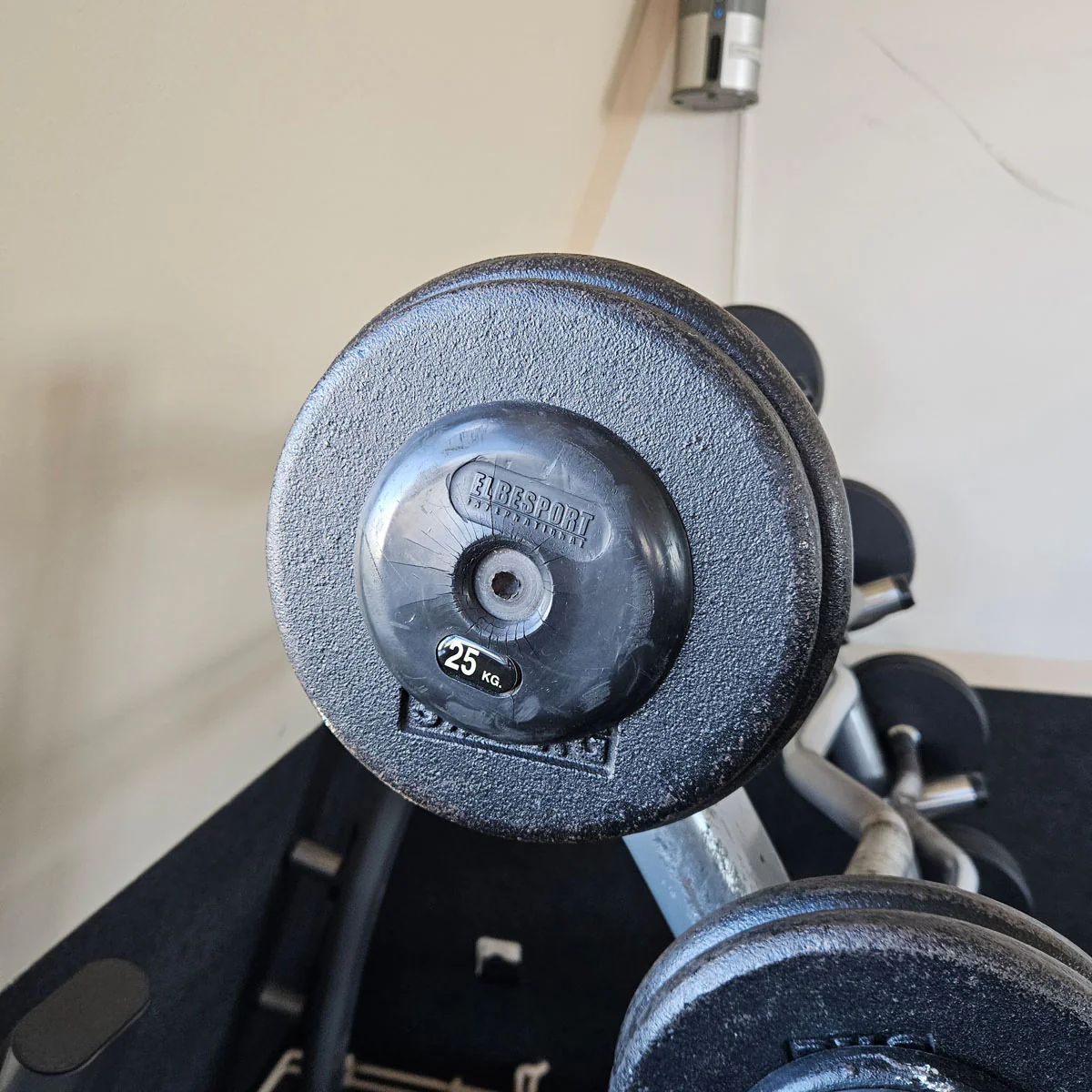 SZ Langhantel Kompakt Set 25kg bis 50kg in 5kg Schritten, 6 Stück gesamt, ähnlich Kurzhanteln mit SZ Stange, inkl. Ständer Elbesport, gebraucht mit Gebrauchsspuren - Image 4