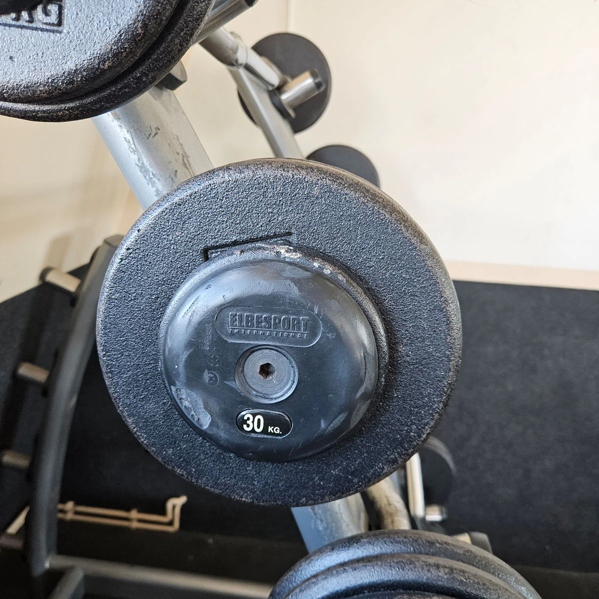 SZ Langhantel Kompakt Set 25kg bis 50kg in 5kg Schritten, 6 Stück gesamt, ähnlich Kurzhanteln mit SZ Stange, inkl. Ständer Elbesport, gebraucht mit Gebrauchsspuren - Image 5