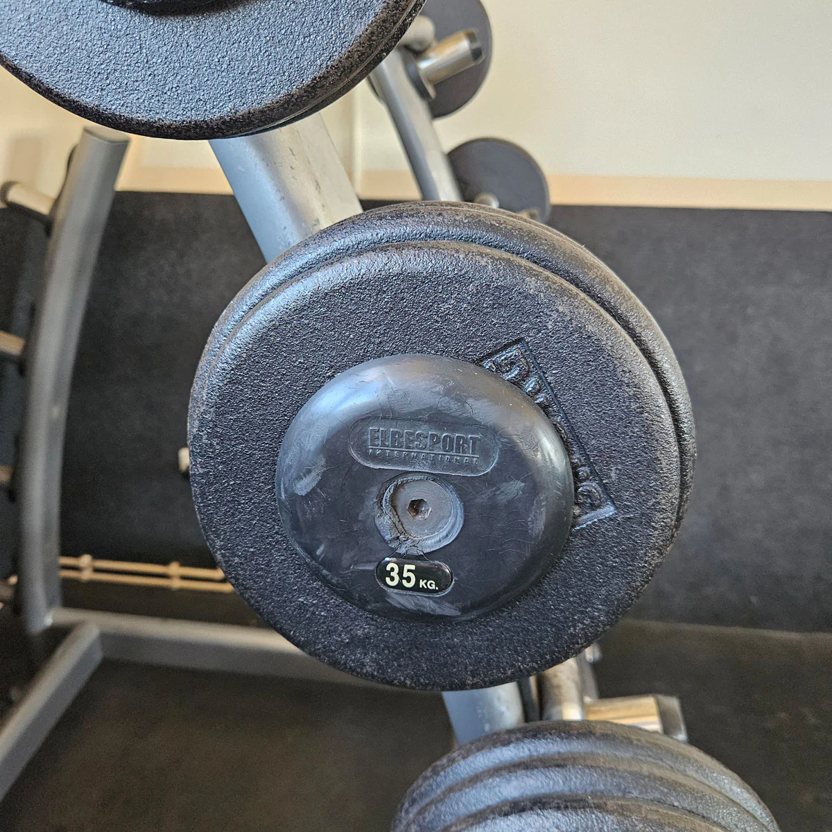 SZ Langhantel Kompakt Set 25kg bis 50kg in 5kg Schritten, 6 Stück gesamt, ähnlich Kurzhanteln mit SZ Stange, inkl. Ständer Elbesport, gebraucht mit Gebrauchsspuren - Image 6