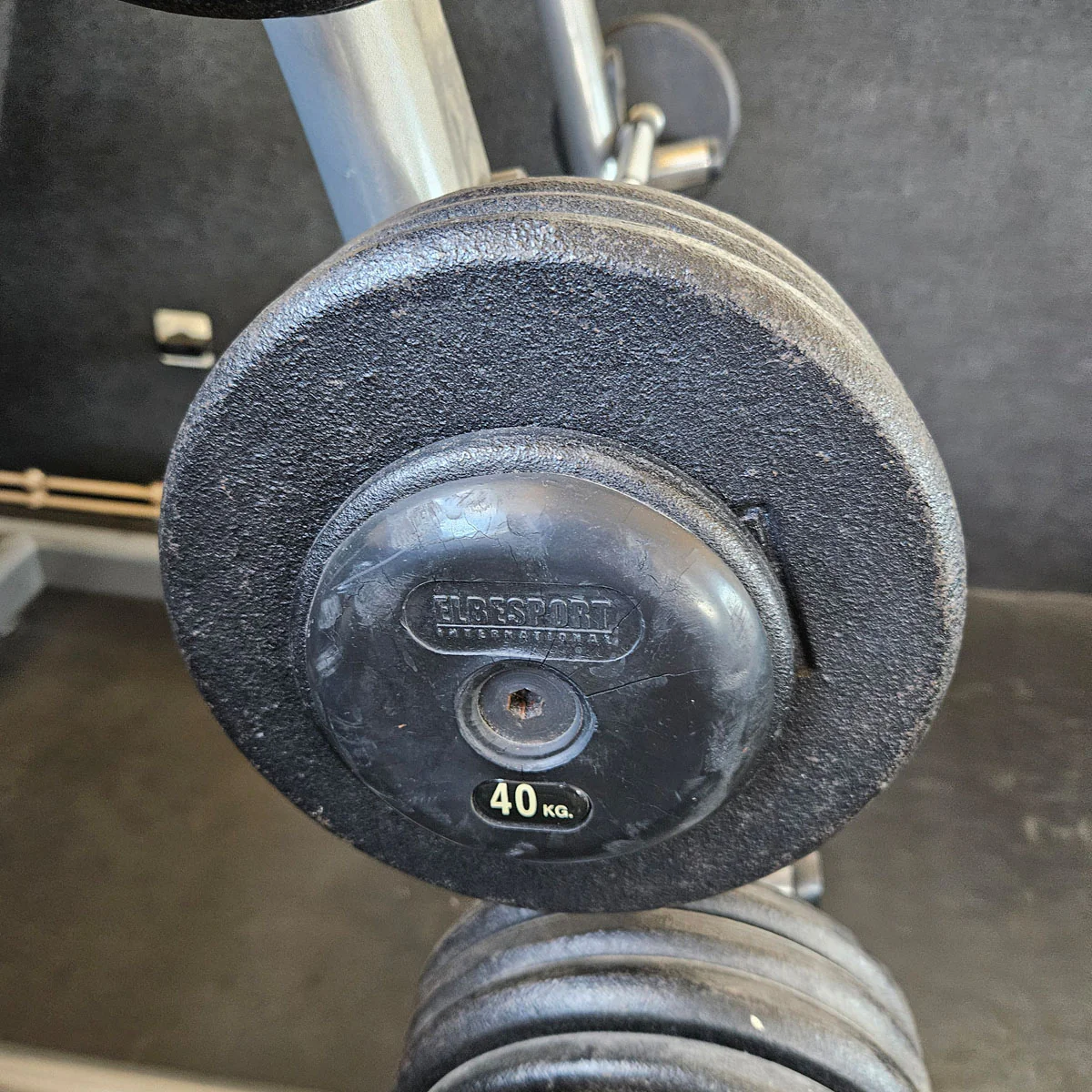 SZ Langhantel Kompakt Set 25kg bis 50kg in 5kg Schritten, 6 Stück gesamt, ähnlich Kurzhanteln mit SZ Stange, inkl. Ständer Elbesport, gebraucht mit Gebrauchsspuren - Image 7