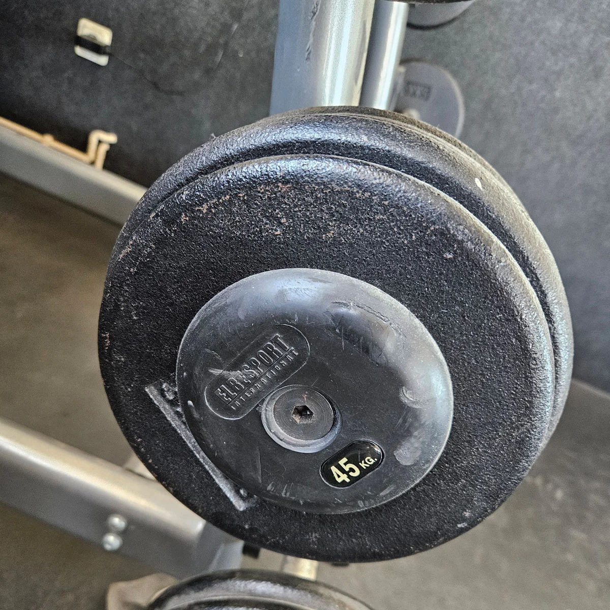 SZ Langhantel Kompakt Set 25kg bis 50kg in 5kg Schritten, 6 Stück gesamt, ähnlich Kurzhanteln mit SZ Stange, inkl. Ständer Elbesport, gebraucht mit Gebrauchsspuren - Image 8