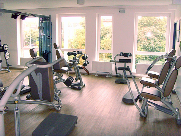 TechnoGym Easy Line Zirkel, 8 Geräte, Gestelle silbergrau, Polster braun, gebraucht - Image 2