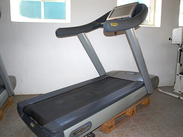 TechnoGym Laufband Excite Line 700 mit TV, gebraucht - Image 3