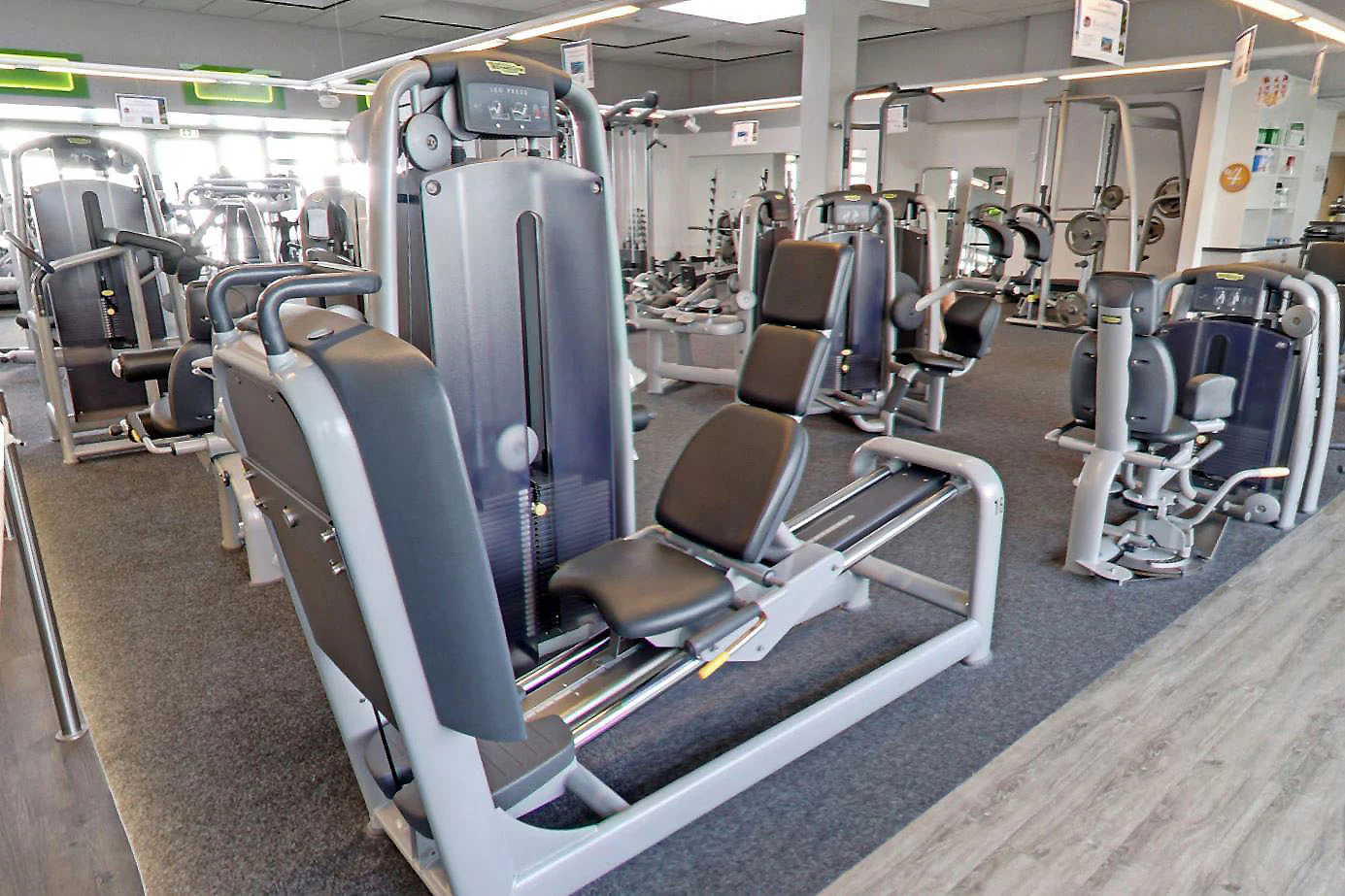 TechnoGym 10 Kraftgeräte im Set, Isocontrol Displays, Selection Line, Neue Version mit Plastikverkleidungen, gebraucht - überholter Zustand - Image 6