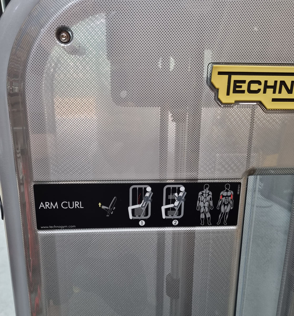 TechnoGym Bizepsmaschine, Arm Curl, Element Line, Rahmenfarbe Silber, Polsterfarbe Taubenblau, gebraucht - überholter Zustand - Image 7