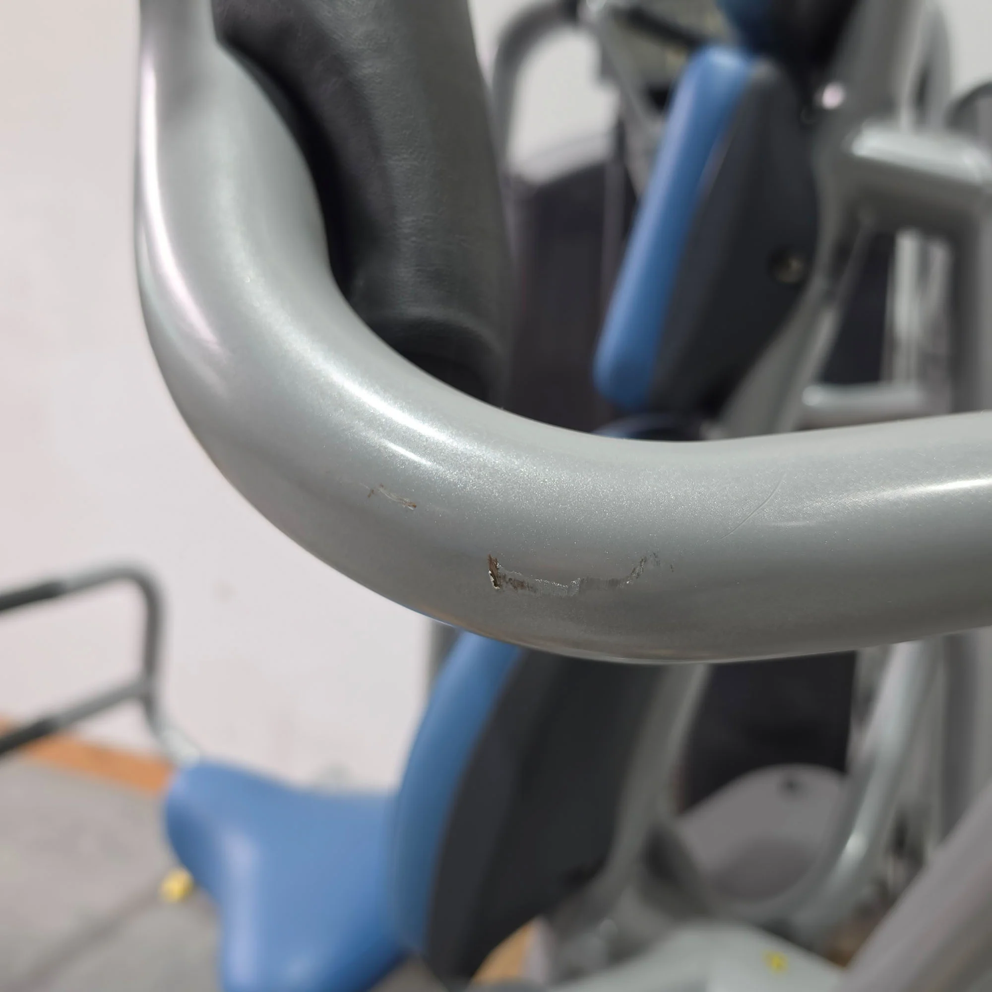 Technogym Butterfly, Pectoral Fly, Einstiegshilfe, Selection Line - Rahmenfarbe Silber, Polster Blau - gebraucht - mit Gebrauchsspuren - Image 13