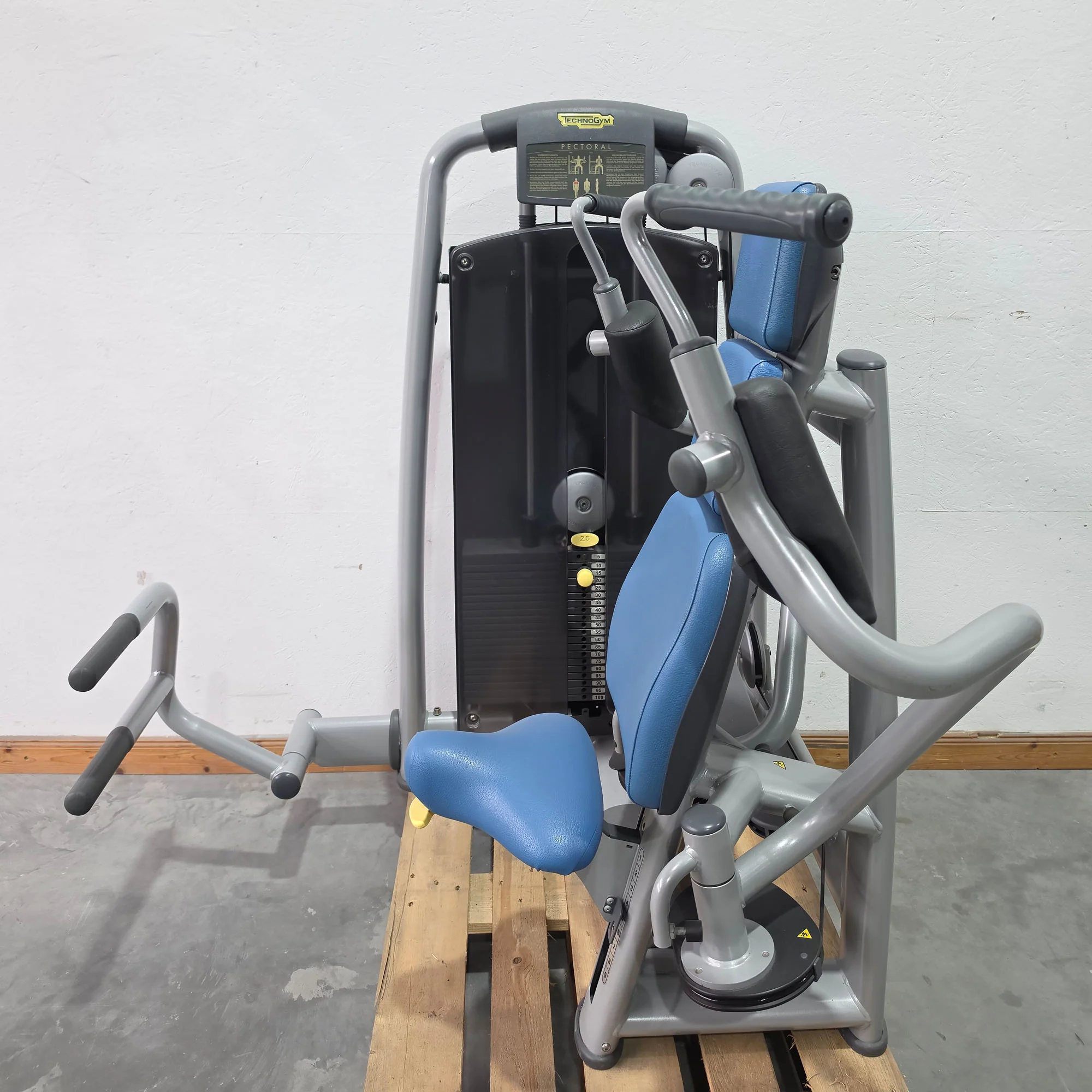 Technogym Butterfly, Pectoral Fly, Einstiegshilfe, Selection Line - Rahmenfarbe Silber, Polster Blau - gebraucht - mit Gebrauchsspuren - Image 2