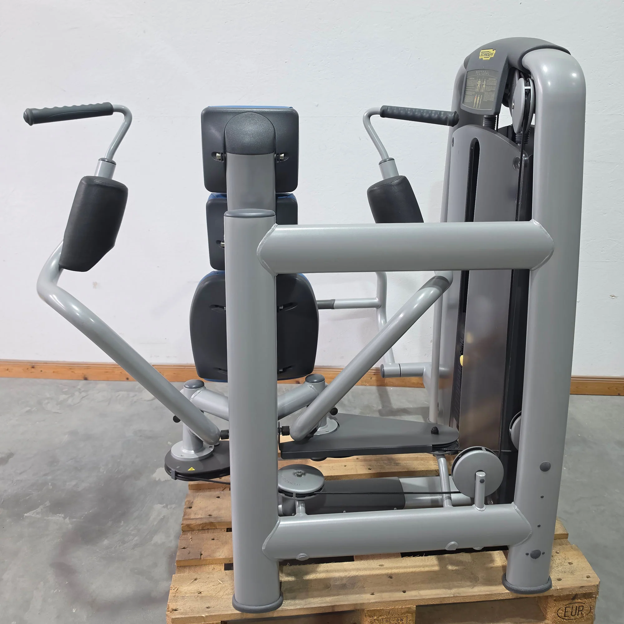 Technogym Butterfly, Pectoral Fly, Einstiegshilfe, Selection Line - Rahmenfarbe Silber, Polster Blau - gebraucht - mit Gebrauchsspuren - Image 3