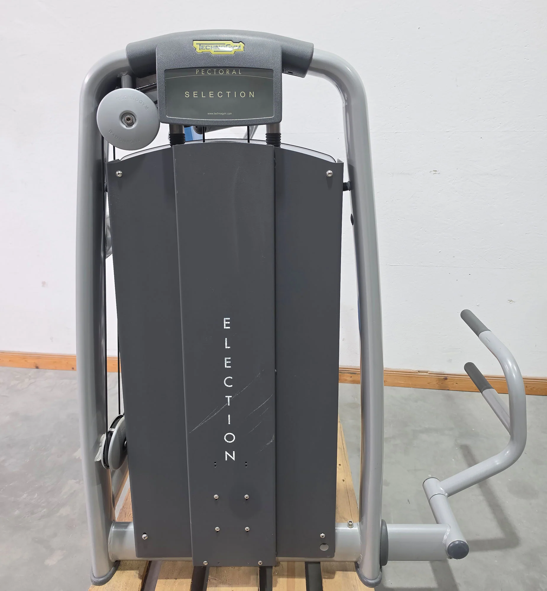 Technogym Butterfly, Pectoral Fly, Einstiegshilfe, Selection Line - Rahmenfarbe Silber, Polster Blau - gebraucht - mit Gebrauchsspuren - Image 4