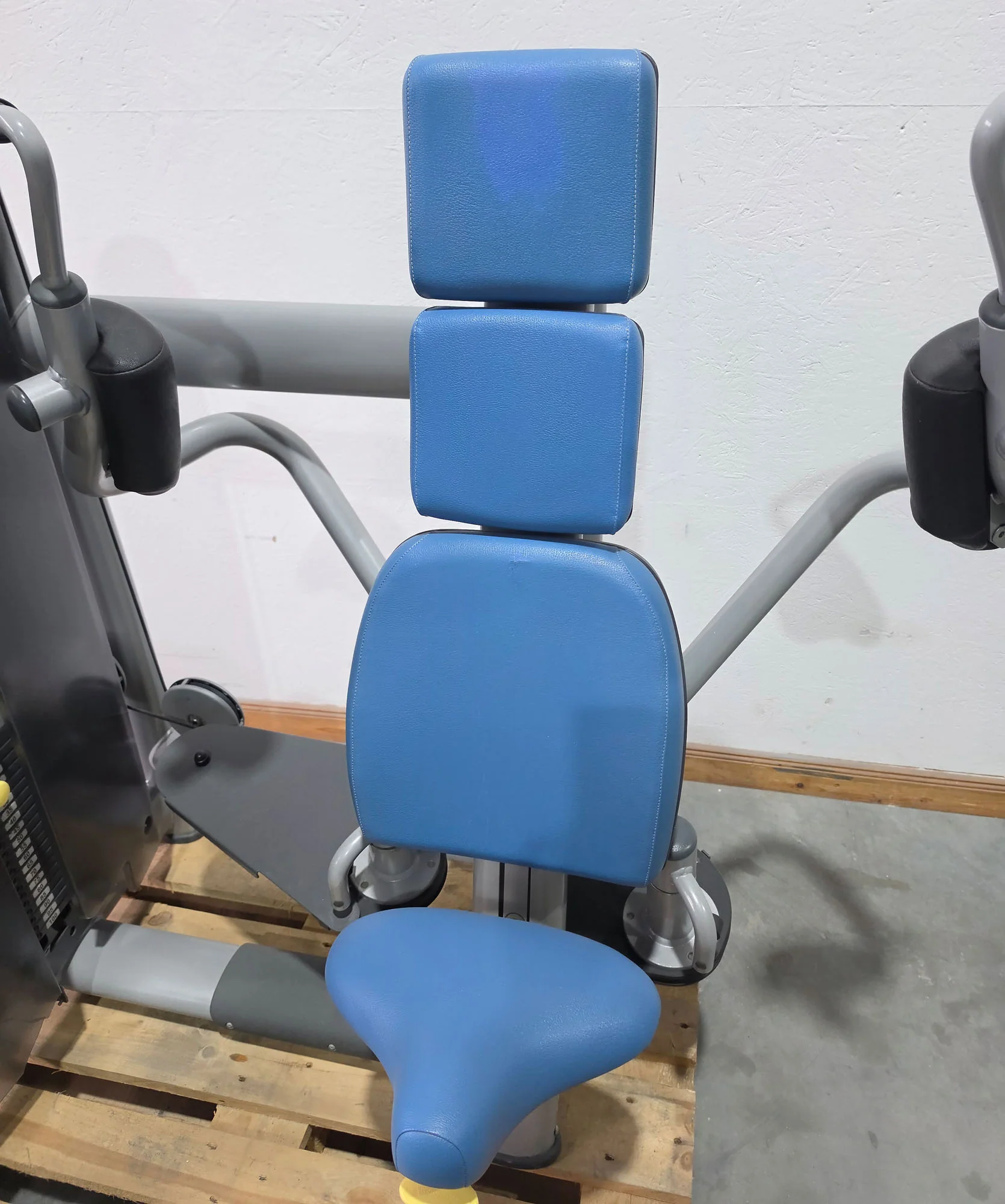 Technogym Butterfly, Pectoral Fly, Einstiegshilfe, Selection Line - Rahmenfarbe Silber, Polster Blau - gebraucht - mit Gebrauchsspuren - Image 5