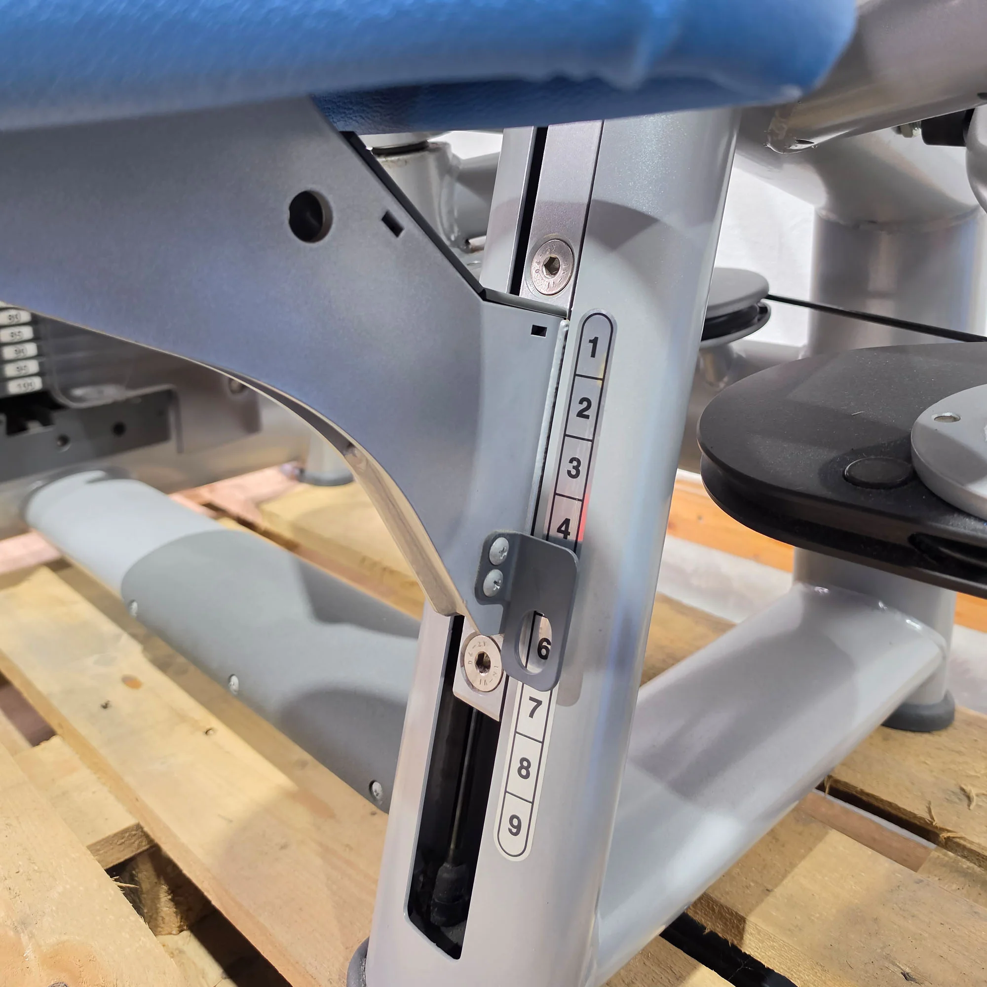 Technogym Butterfly, Pectoral Fly, Einstiegshilfe, Selection Line - Rahmenfarbe Silber, Polster Blau - gebraucht - mit Gebrauchsspuren - Image 6