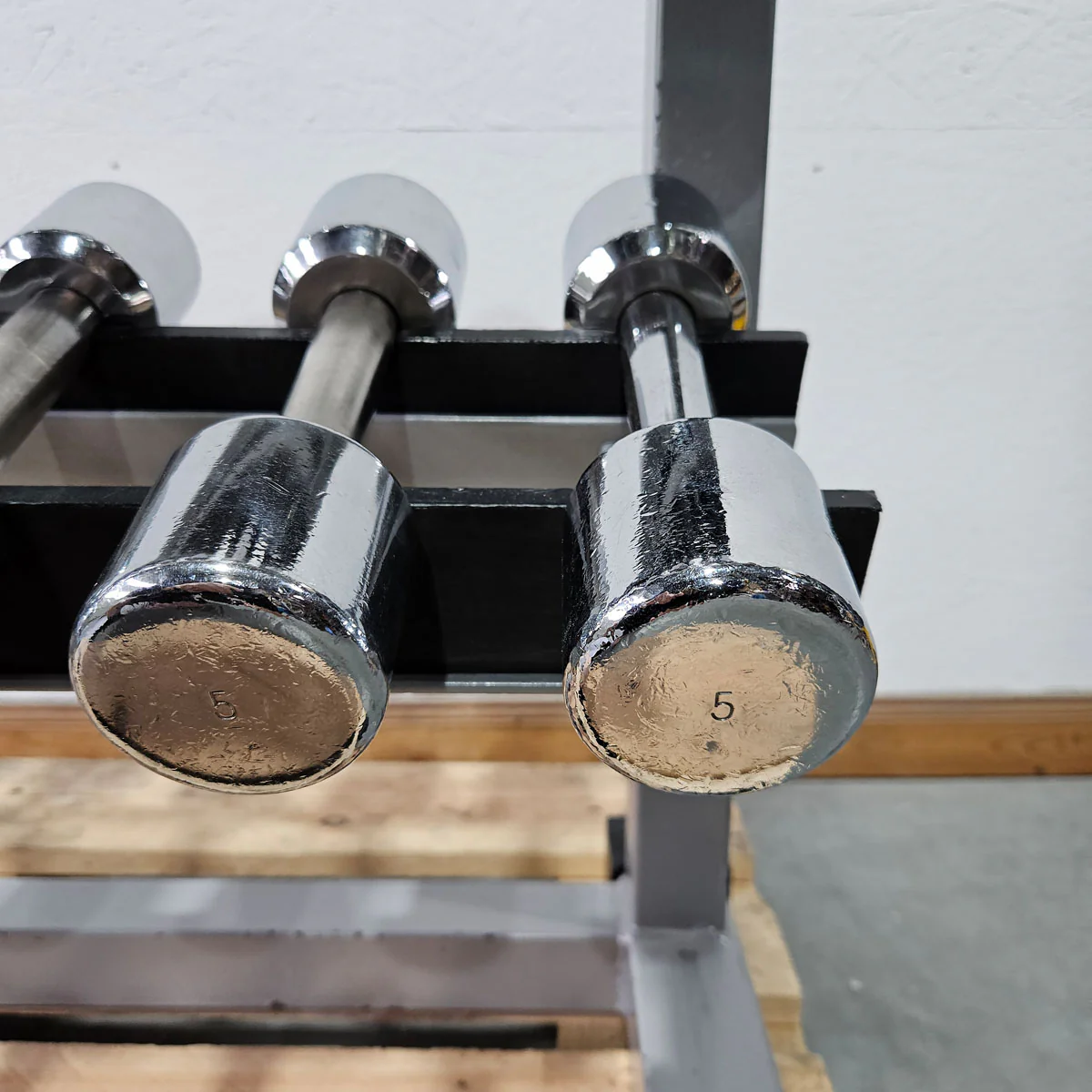 Technogym Chrom Hantelsatz Paare 1-10kg, 10 Paare inkl. Ständer, Rahmenfarbe Silber, gebraucht mit Gebrauchsspuren - Image 10
