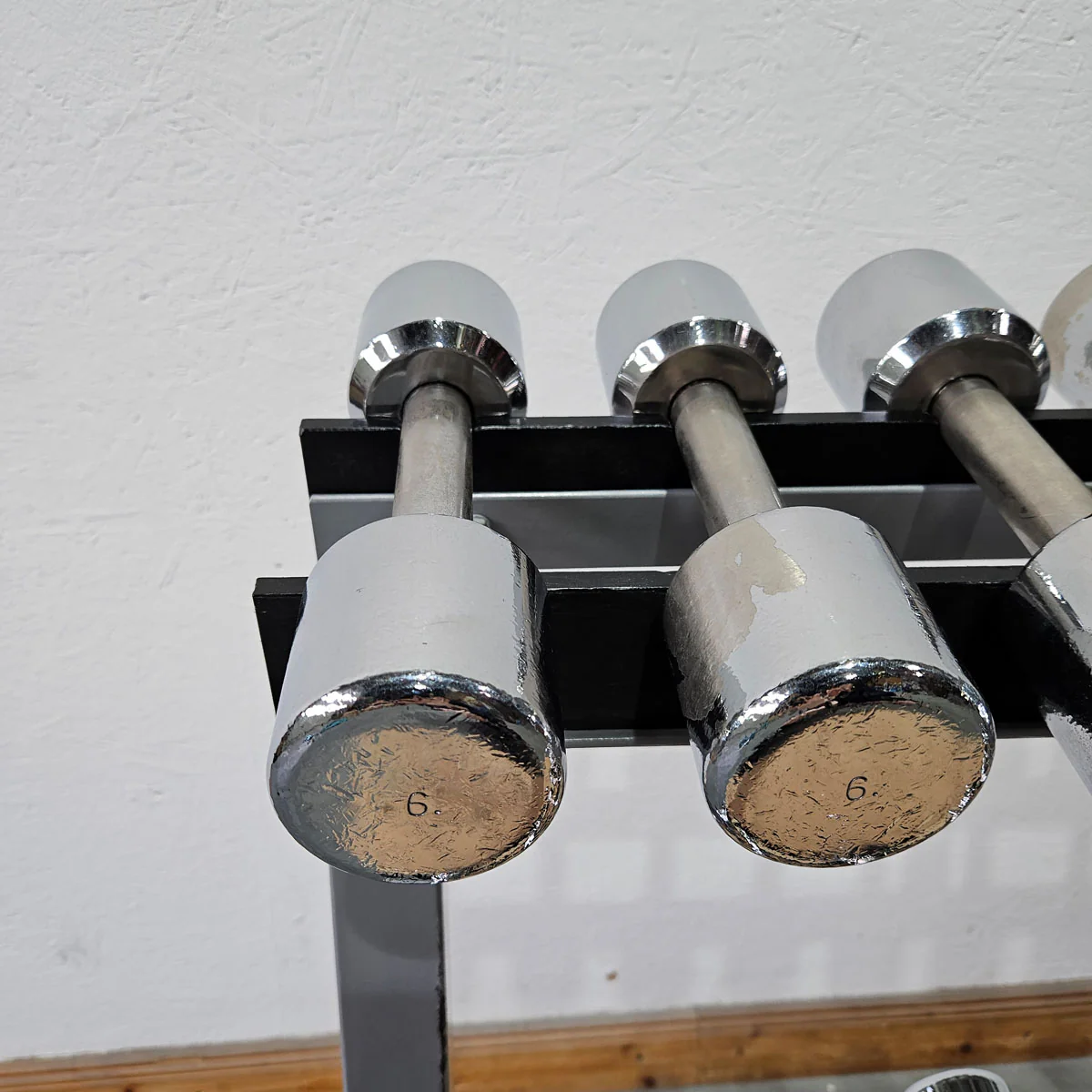 Technogym Chrom Hantelsatz Paare 1-10kg, 10 Paare inkl. Ständer, Rahmenfarbe Silber, gebraucht mit Gebrauchsspuren - Image 11