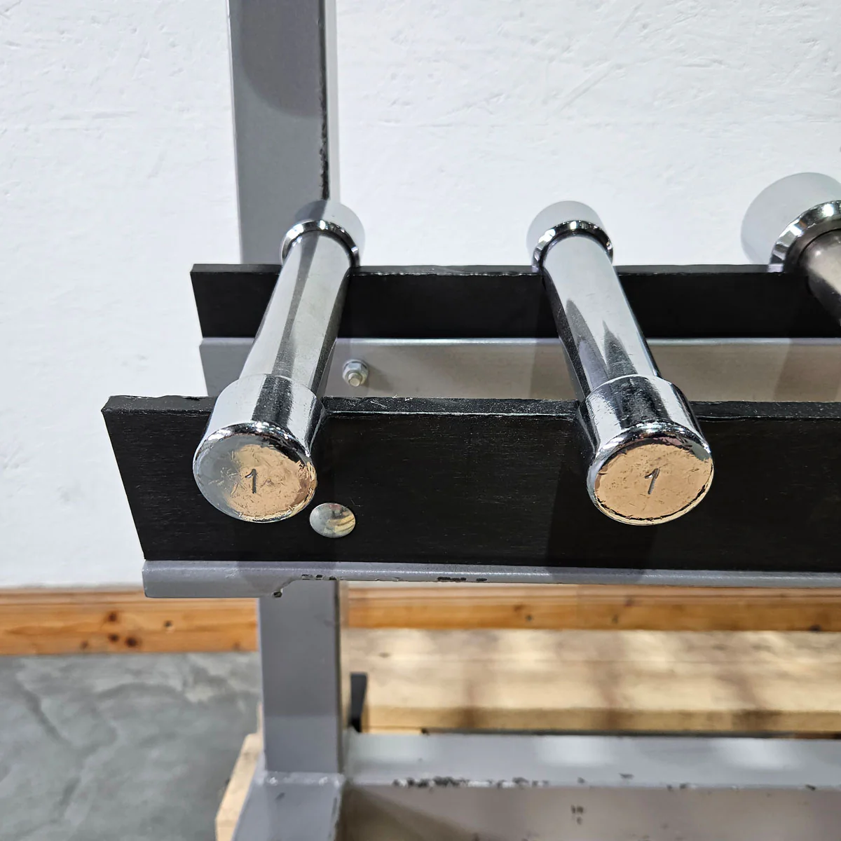 Technogym Chrom Hantelsatz Paare 1-10kg, 10 Paare inkl. Ständer, Rahmenfarbe Silber, gebraucht mit Gebrauchsspuren - Image 6
