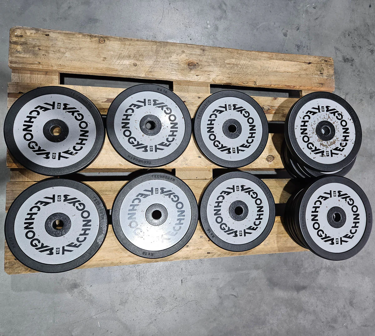 Technogym diverse Hantelscheiben, 230kg gesamt, 28mm Durchmesser, Guss mit Gummi Außen, 2,5kg - 5kg - 10kg und 20kg Scheiben, gebraucht mit Gebrauchsspuren - Image 4