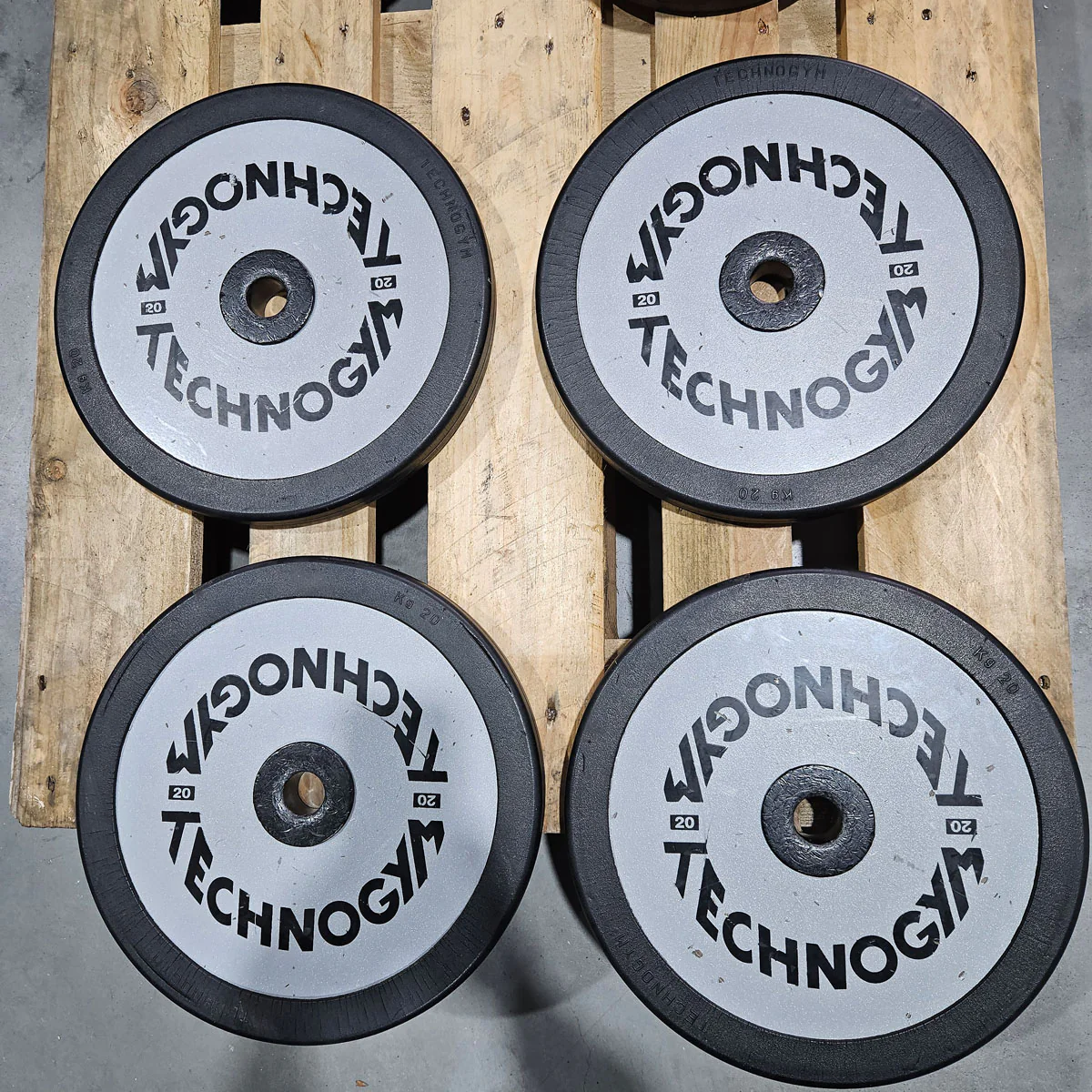 Technogym diverse Hantelscheiben, 230kg gesamt, 28mm Durchmesser, Guss mit Gummi Außen, 2,5kg - 5kg - 10kg und 20kg Scheiben, gebraucht mit Gebrauchsspuren - Image 6