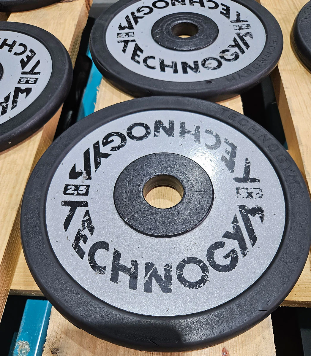Technogym diverse Hantelscheiben, 230kg gesamt, 28mm Durchmesser, Guss mit Gummi Außen, 2,5kg - 5kg - 10kg und 20kg Scheiben, gebraucht mit Gebrauchsspuren - Image 8