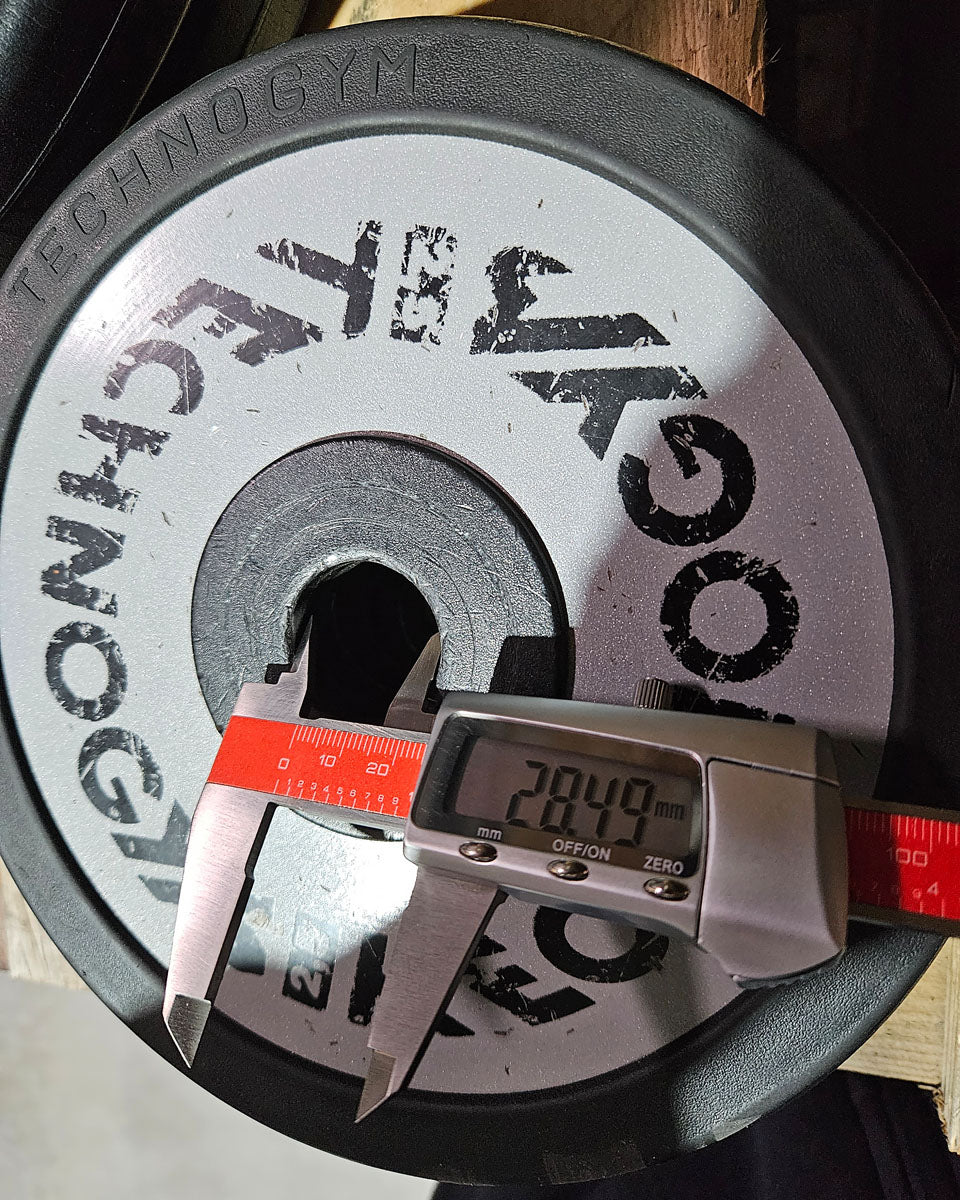 Technogym diverse Hantelscheiben, 230kg gesamt, 28mm Durchmesser, Guss mit Gummi Außen, 2,5kg - 5kg - 10kg und 20kg Scheiben, gebraucht mit Gebrauchsspuren - Image 9