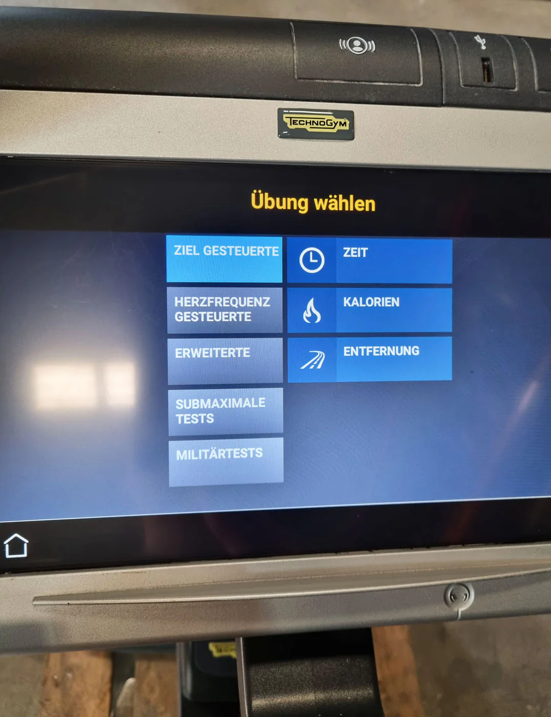 TechnoGym Ergometer Excite Line New Bike 700, Unity Touch Display, gebraucht - überholter Zustand - Image 9