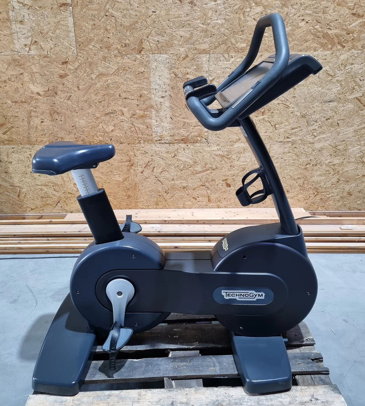 TechnoGym Ergometer Excite Line New Bike 700, VisioWeb Touch Display, gebraucht - überholter Zustand - Image 3
