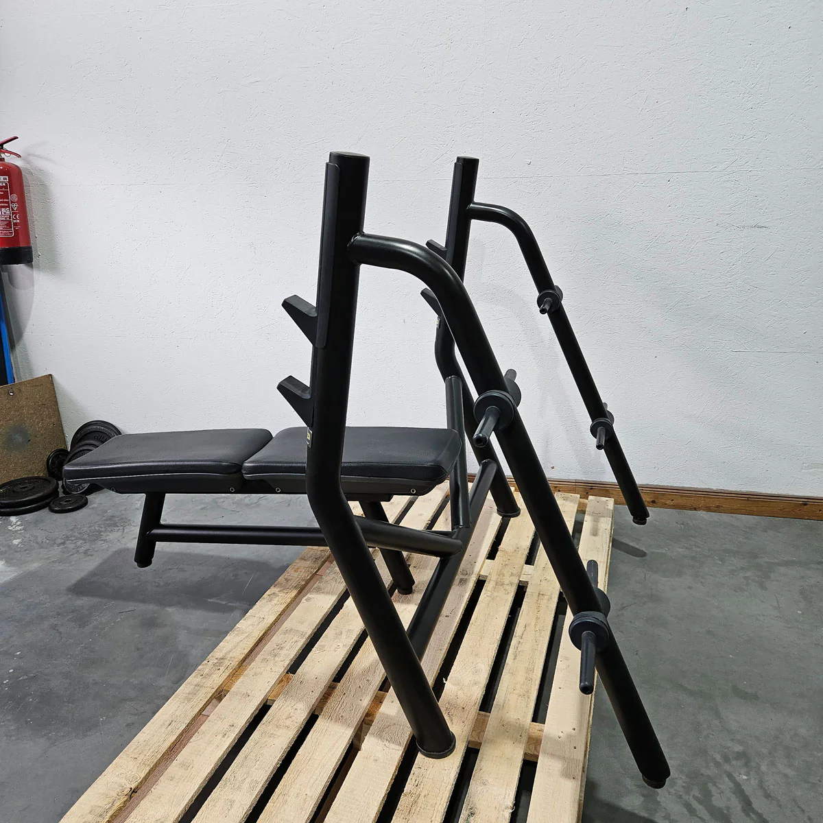 Technogym Horizontal Bench, Olympic Flat Bench, Bankdrückbank Flach mit Ablage, Olympia Flachdrückerbank, Mit Scheibenhalter 30mm, Rahmebfarbe Schwarz, gebraucht - überholter Zustand - Image 4