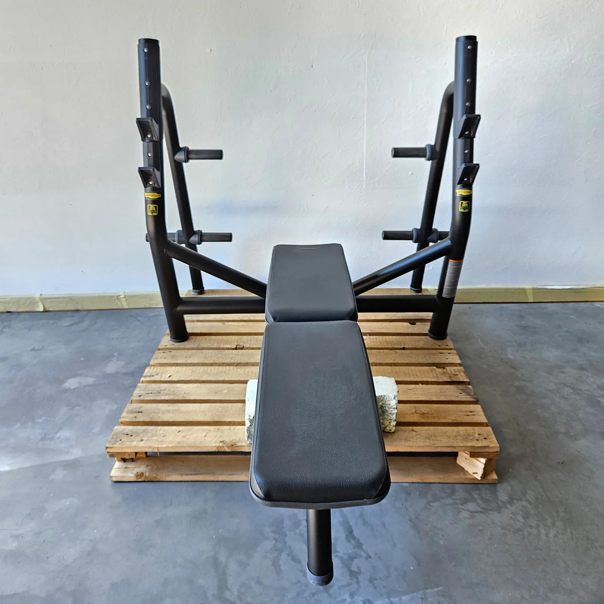 Technogym Horizontal Bench, Olympic Flat Bench, Bankdrückbank Flach mit Ablagen, Olympia Flachdrückerbank, Rahmebfarbe Schwarz, gebraucht - überholter Zustand - Image 2